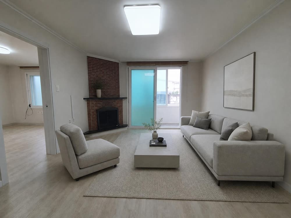 Near Hyatt hotel, around 10~15 minutes walk away, 2BR, 1BA, New Wallpaper. (AI)