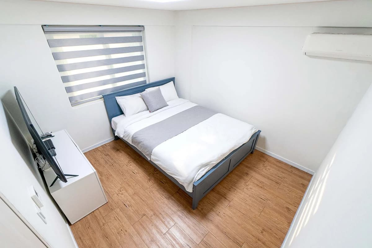 Small deposit and all furnished house in Seoul