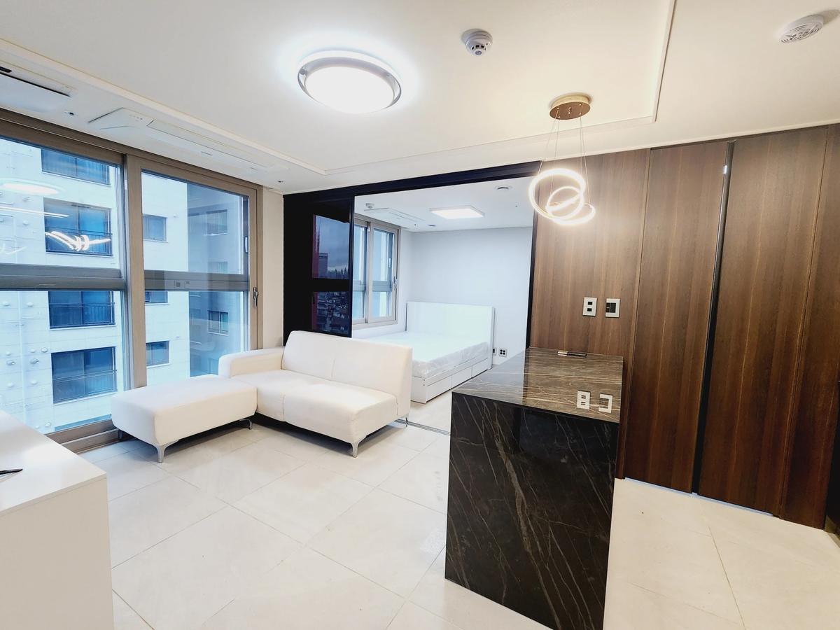 Small deposit and all furnished house in Seoul