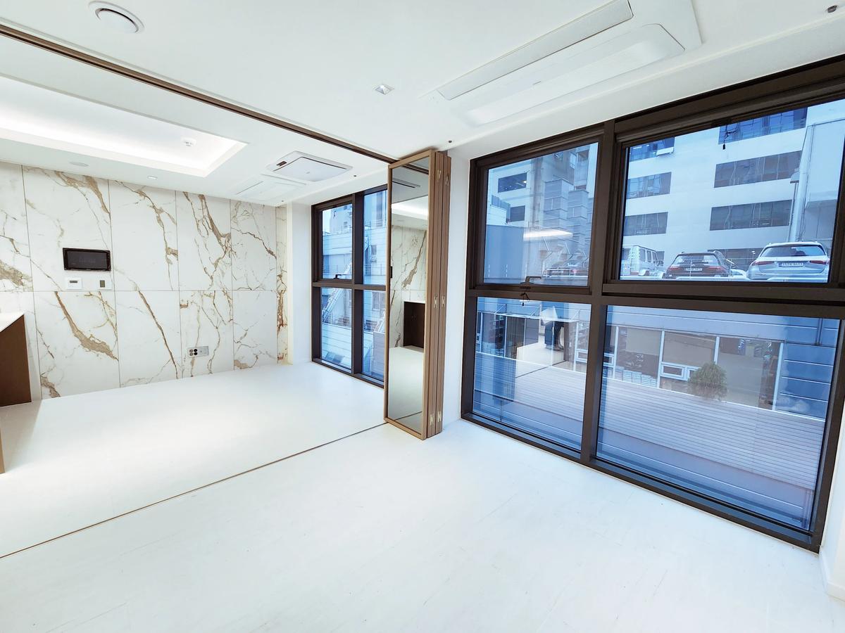 新築、南部ターミナル駅まで徒歩5分以内。2BR, 1BA。