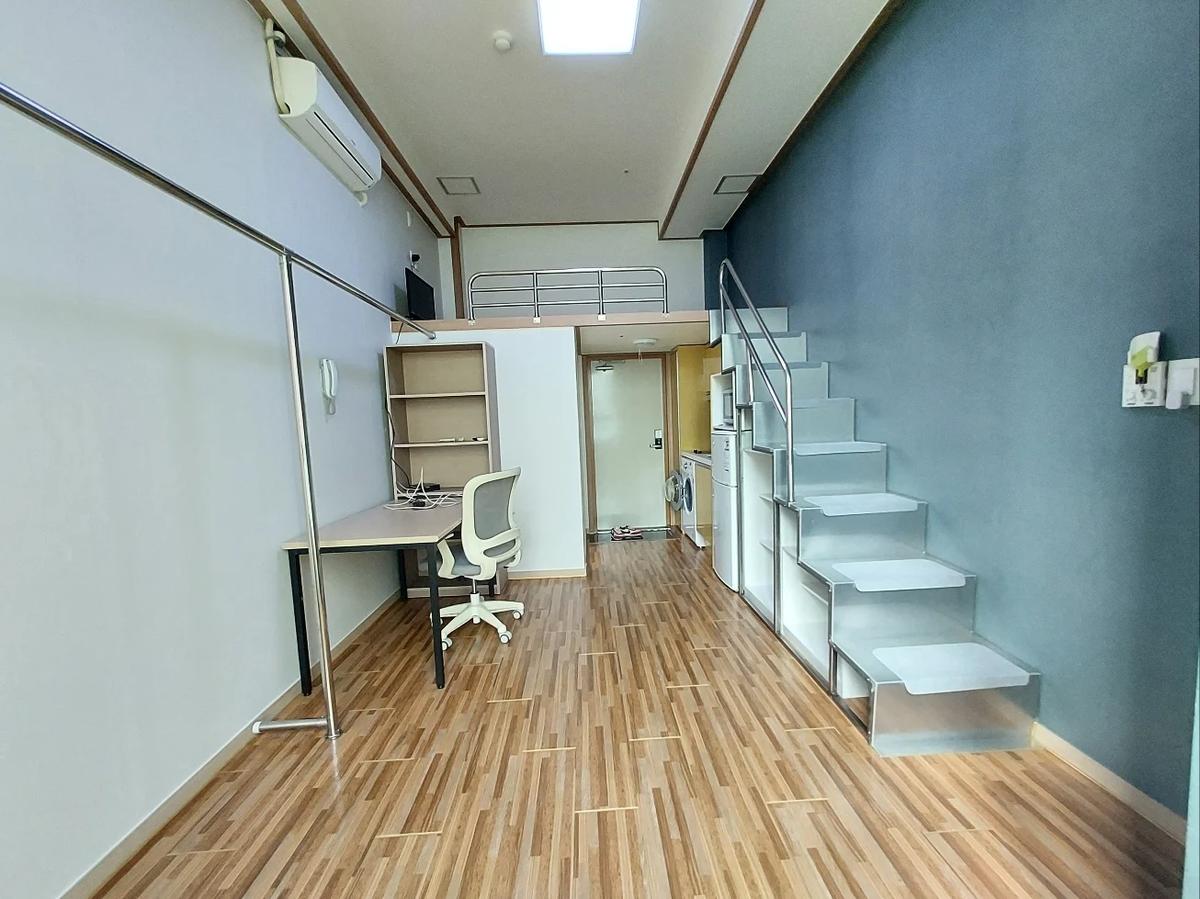 복층, 신촌역 도보 3분 거리, 8월말 입주 협의