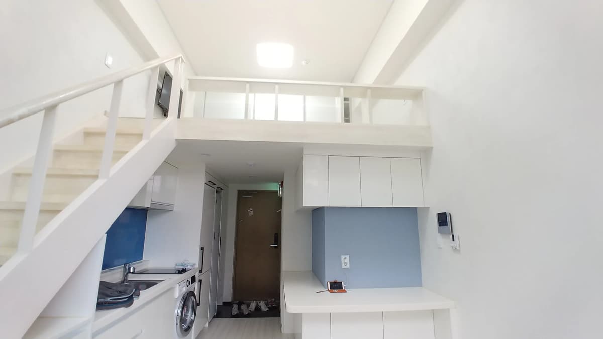 3 Minutes Walk from Sinchon Station, Duplex Structure, ARC Eligible.