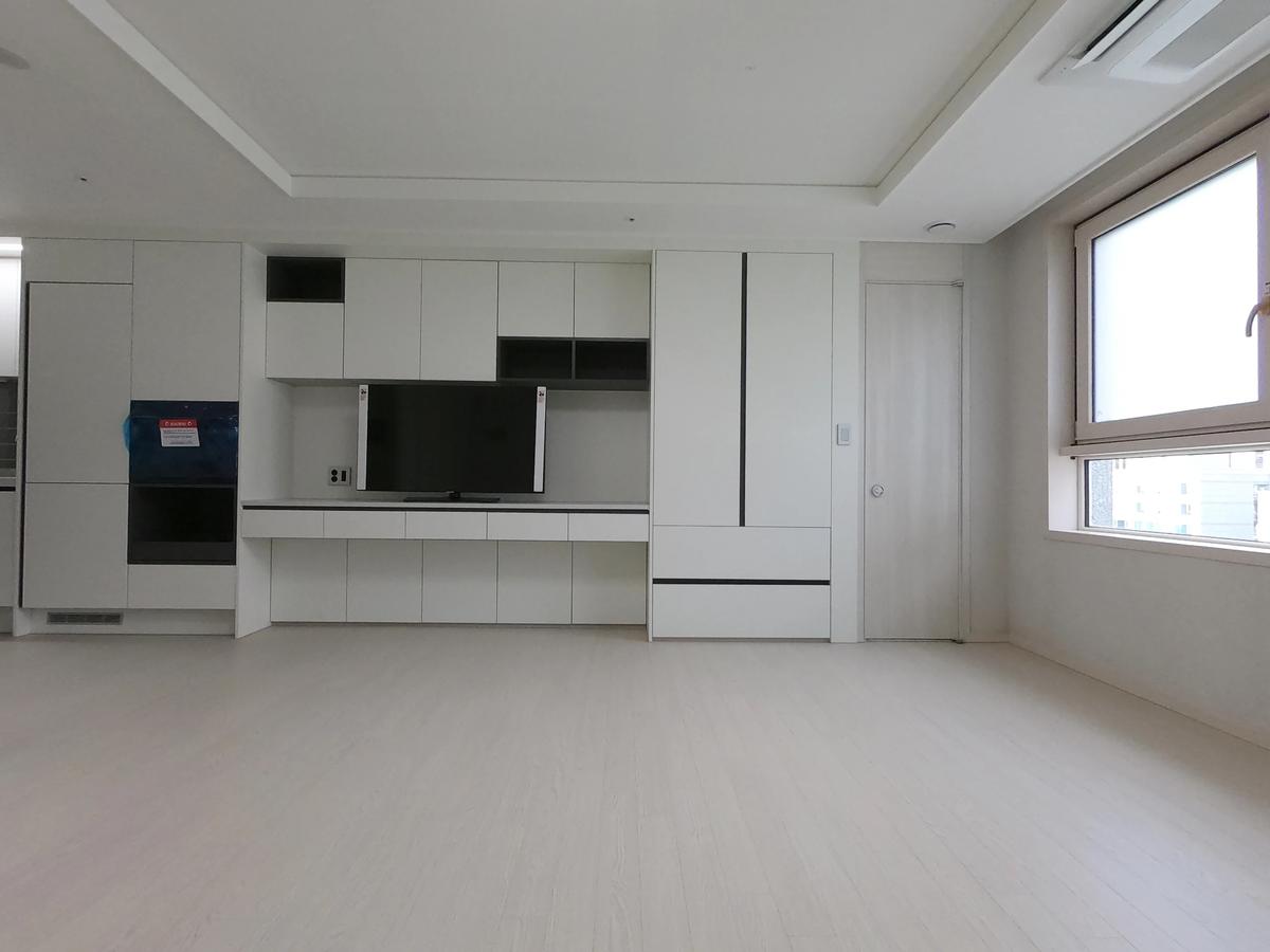 5-Minute Walk to Gangnam, Yeoksam Stations, 5 Years Old, Business Only