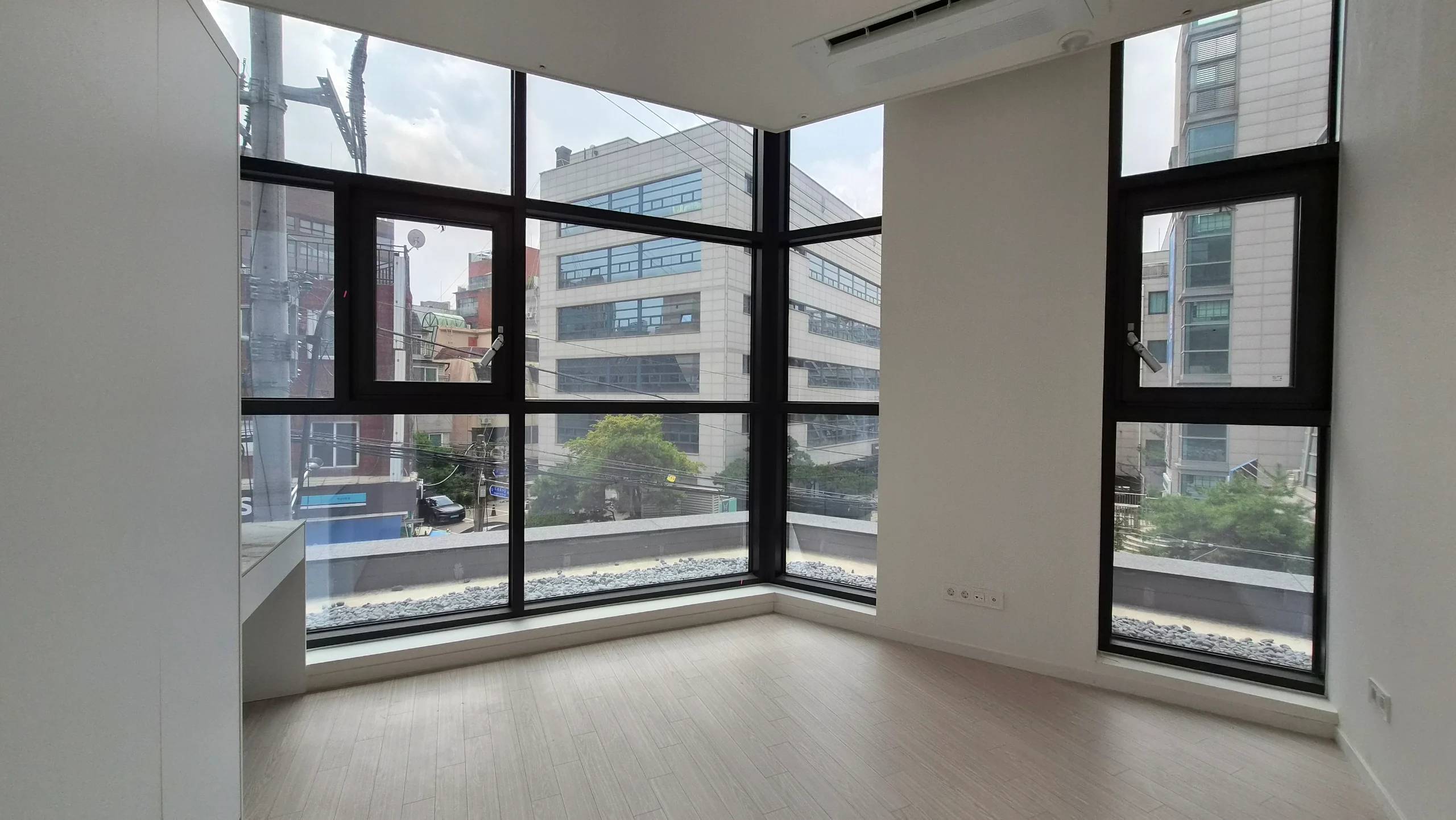 Newly Built, First Occupancy. Separate Type. 100% Private Parking. Registration Available. Immediate Move-in - photo 1