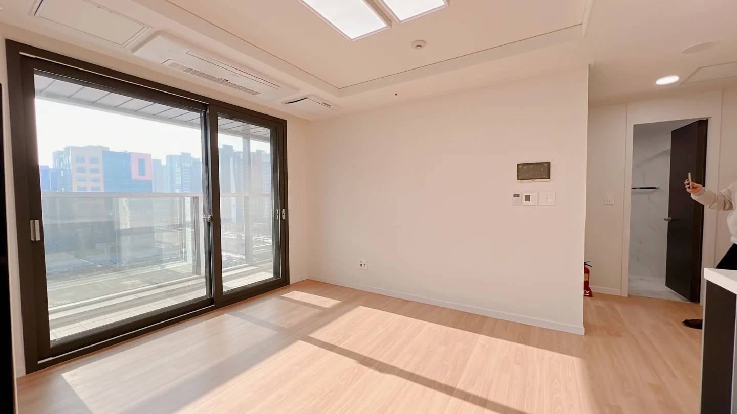 Spacious Two-Room with Two Baths and Wide Terrace, Walking Distance to Byeongjeom Station on Line 1 - foto 1