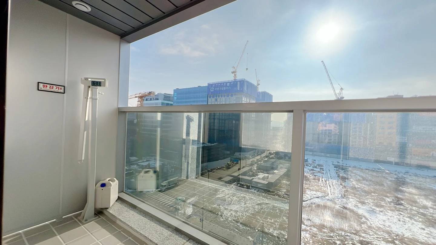 Spacious Two-Room with Two Baths and Wide Terrace, Walking Distance to Byeongjeom Station on Line 1 - foto 2