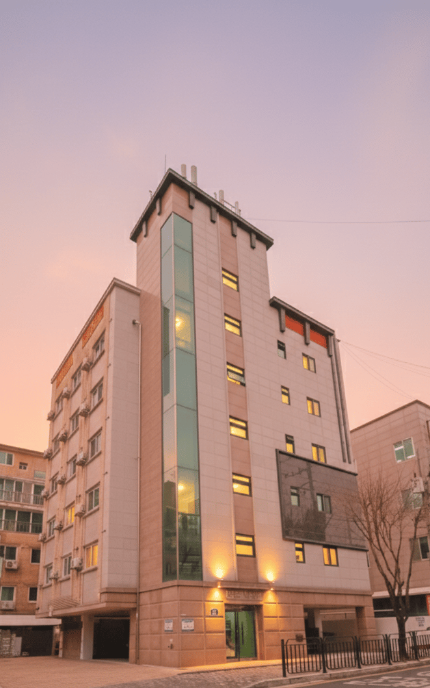 High-Yield Investment: 35 Studio Units Yielding 7% Cap Rate - photo 1