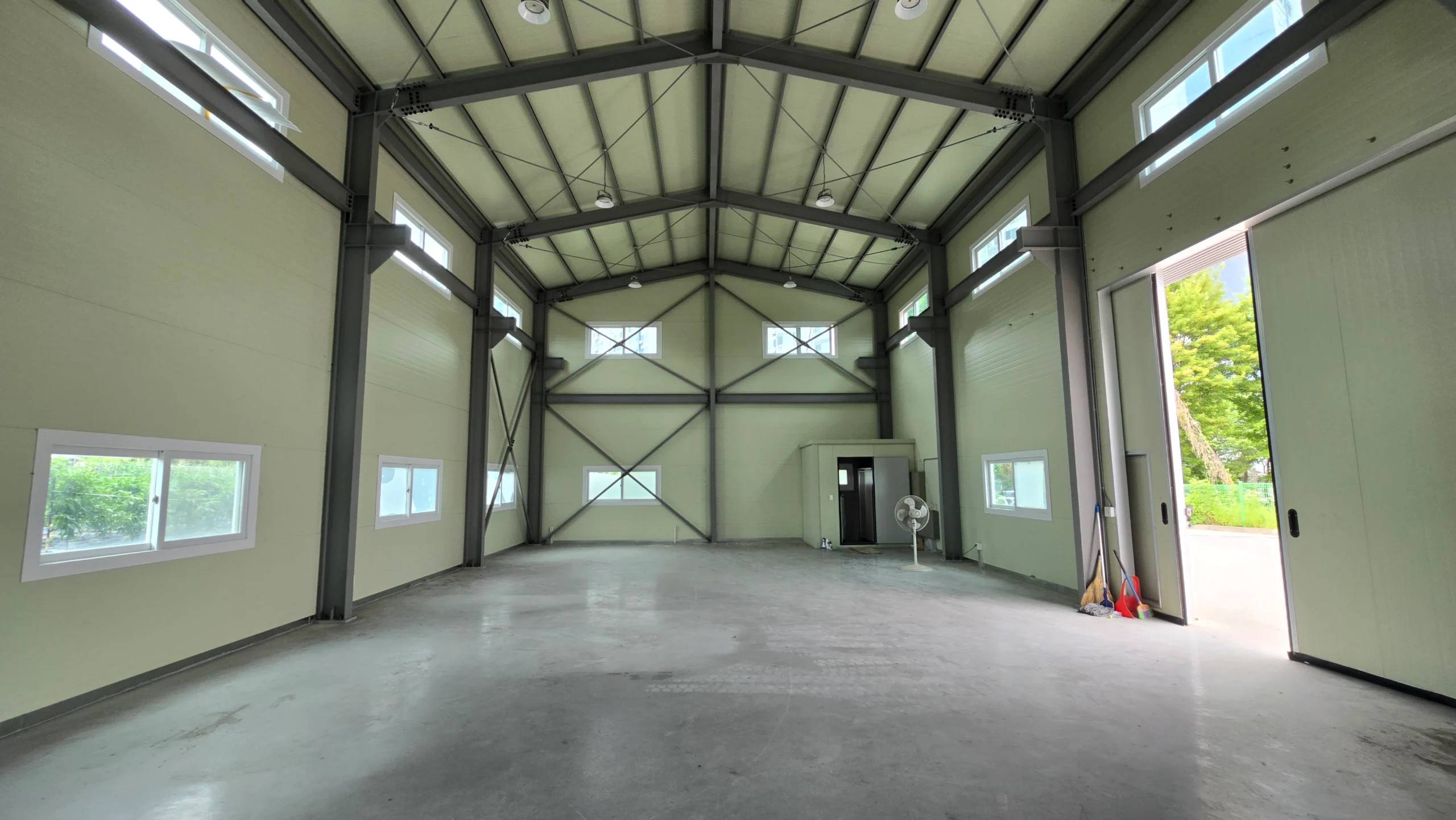 🏭 Rare Commercial Warehouse with Private Yard in Central Dongtan 1 New Town - photo 1