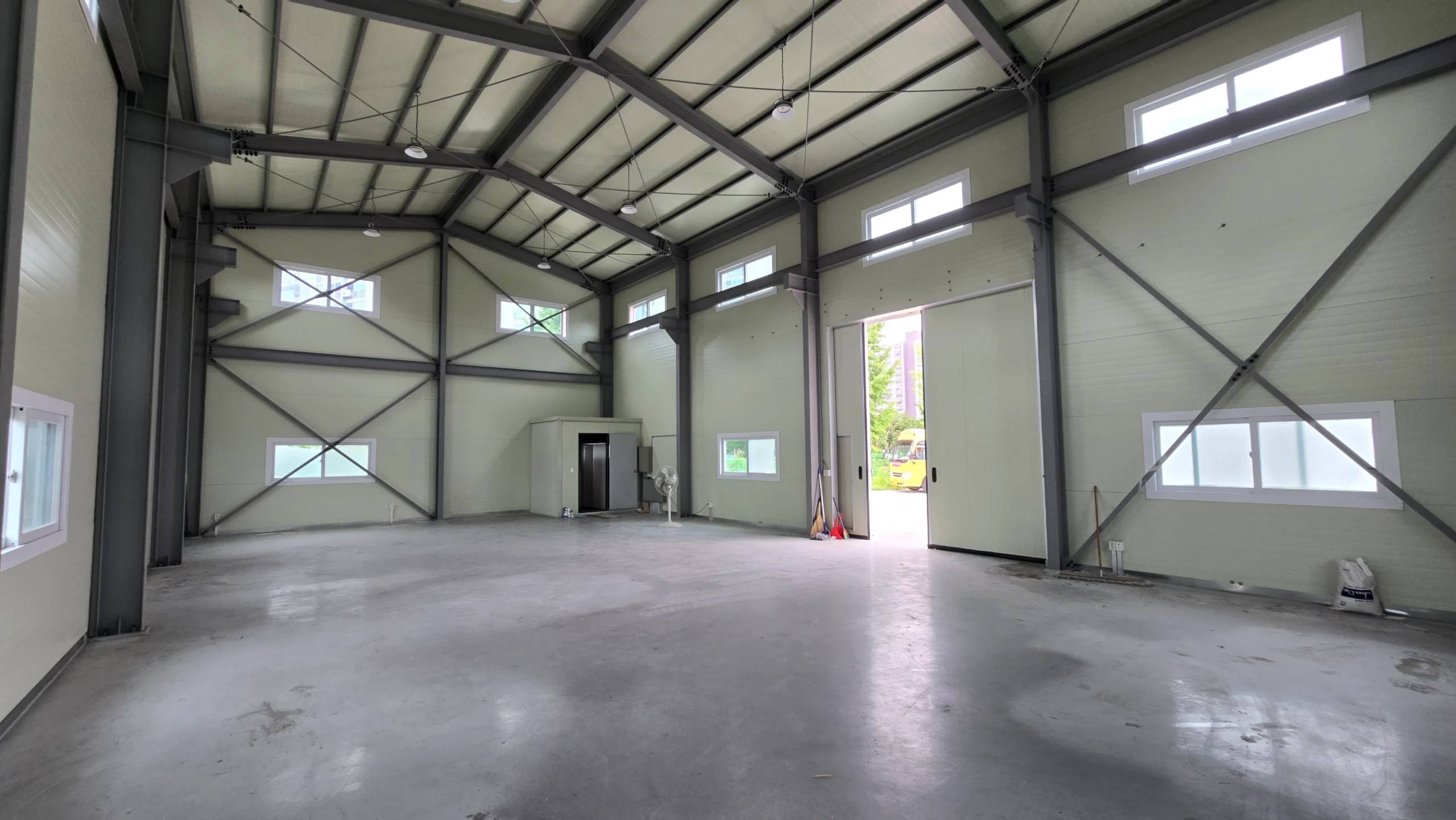 🏭 Rare Commercial Warehouse with Private Yard in Central Dongtan 1 New Town - photo 2