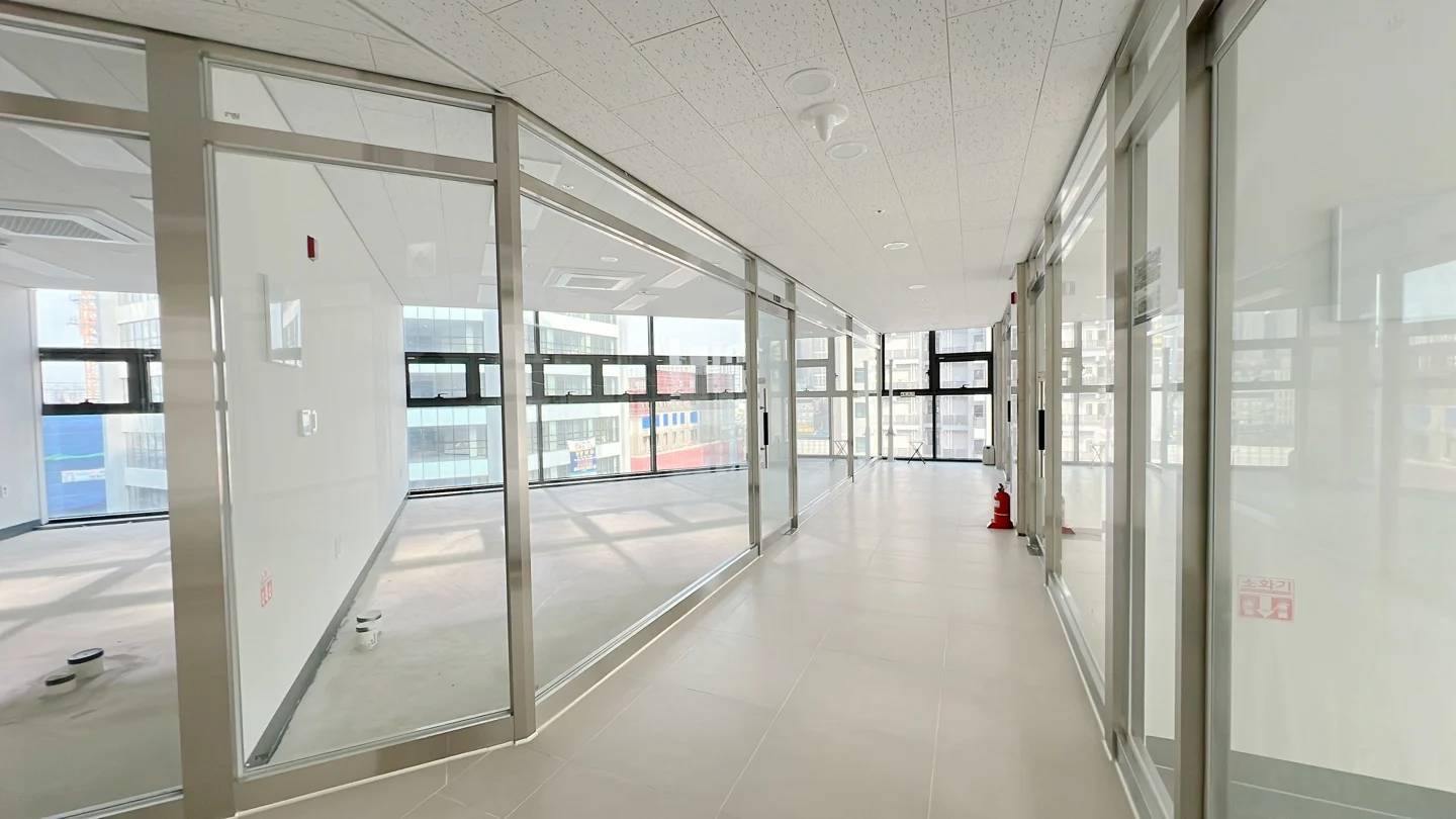 Location: 1-minute walk from Byeongjeom Station(Ultra-convenient transit access) - photo 1