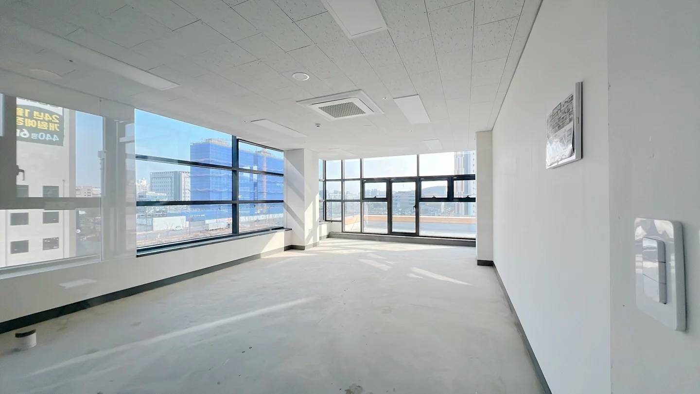 Terrace unit with exterior signage permitted - photo 1