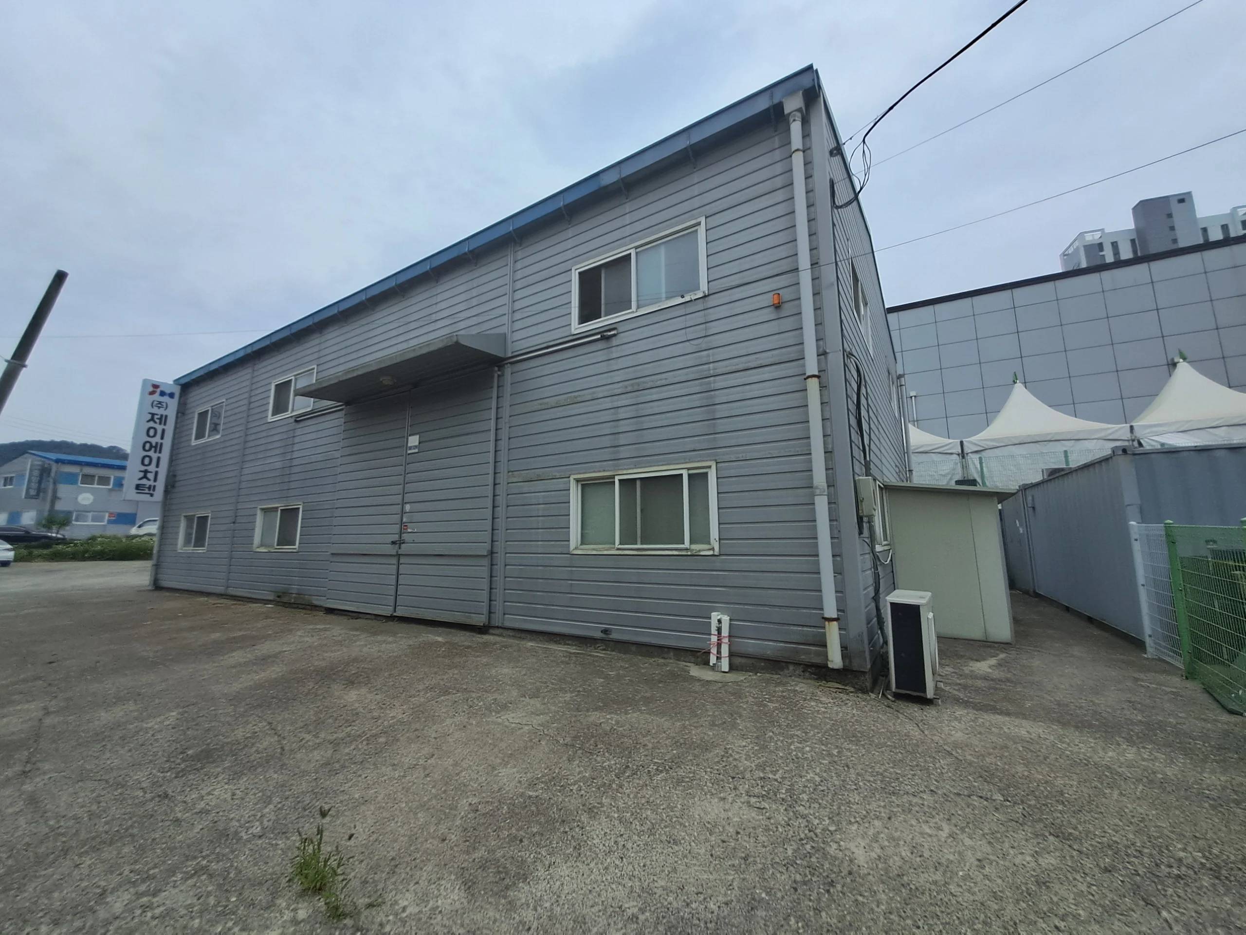 City-Accessible Warehouse | Temporary Builds Allowed | Bonus Loft Included - photo 1