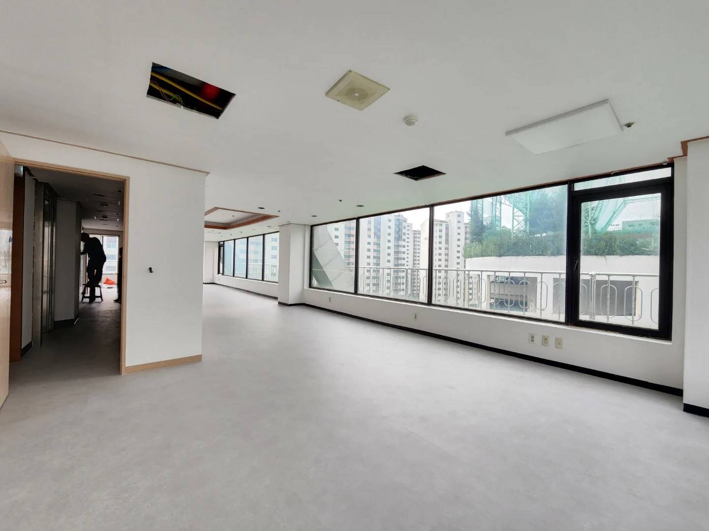 Sunlit Top-Floor Office with Private Terrace Near Samsung Campus - photo 2