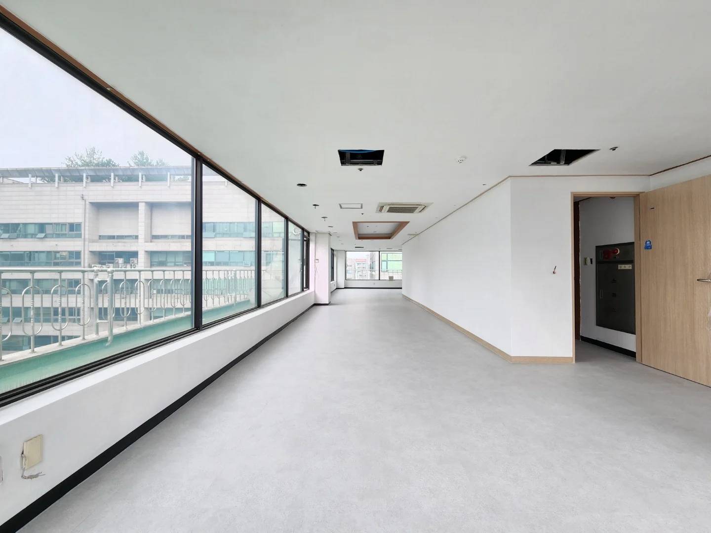 Sunlit Top-Floor Office with Private Terrace Near Samsung Campus - photo 1