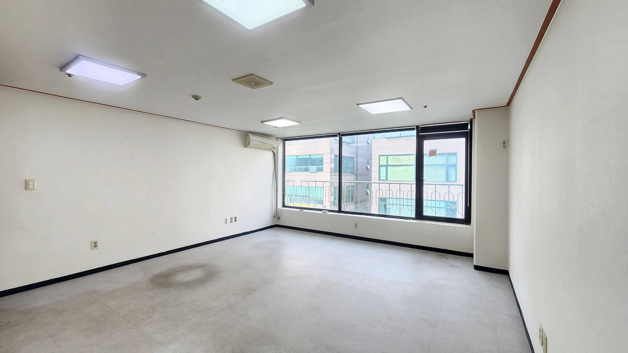 Budget-Friendly Office Space with Private Terrace Near Samsung Campus - photo 1