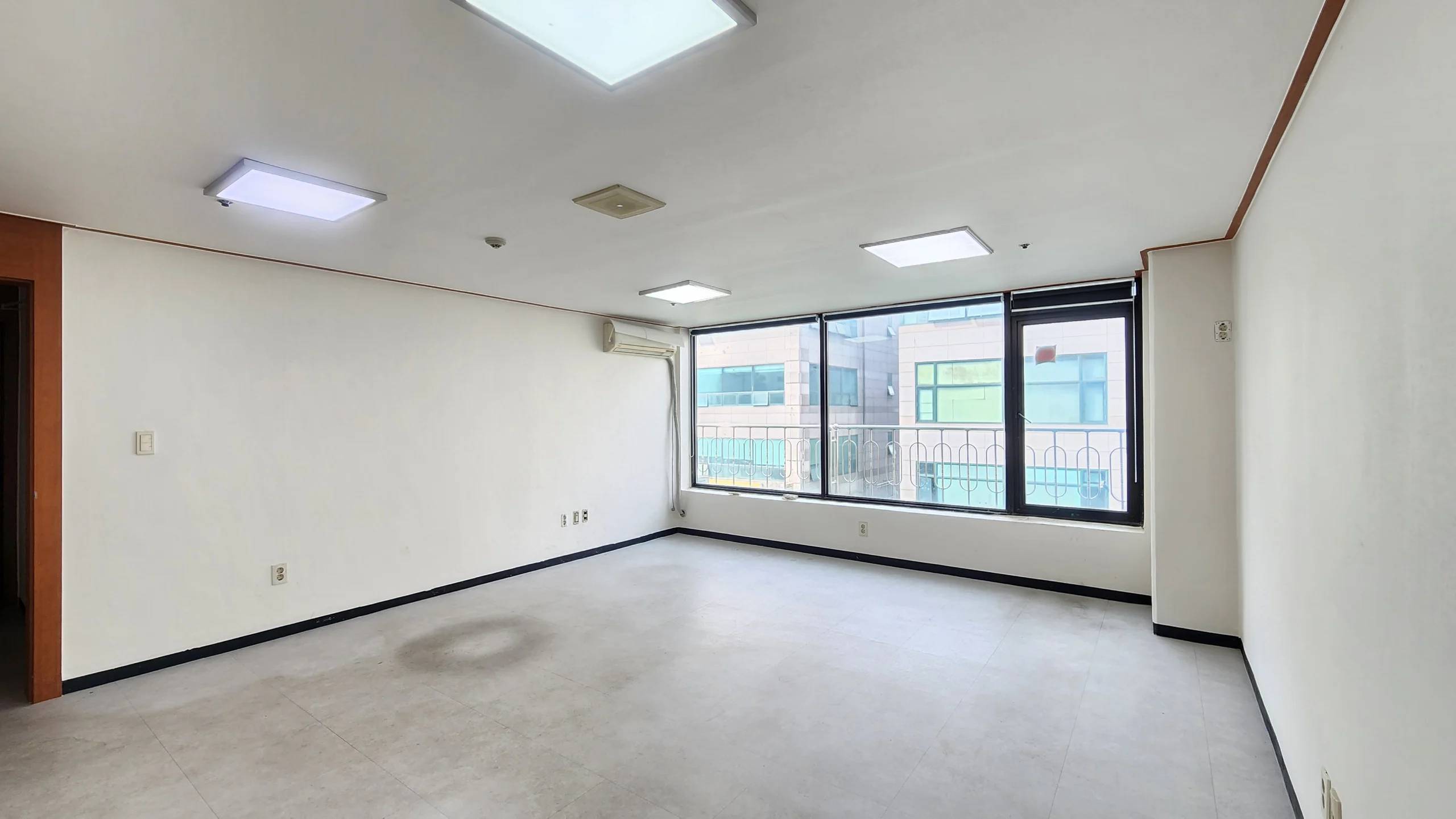 Budget-Friendly Office Space with Private Terrace Near Samsung Campus - photo 2