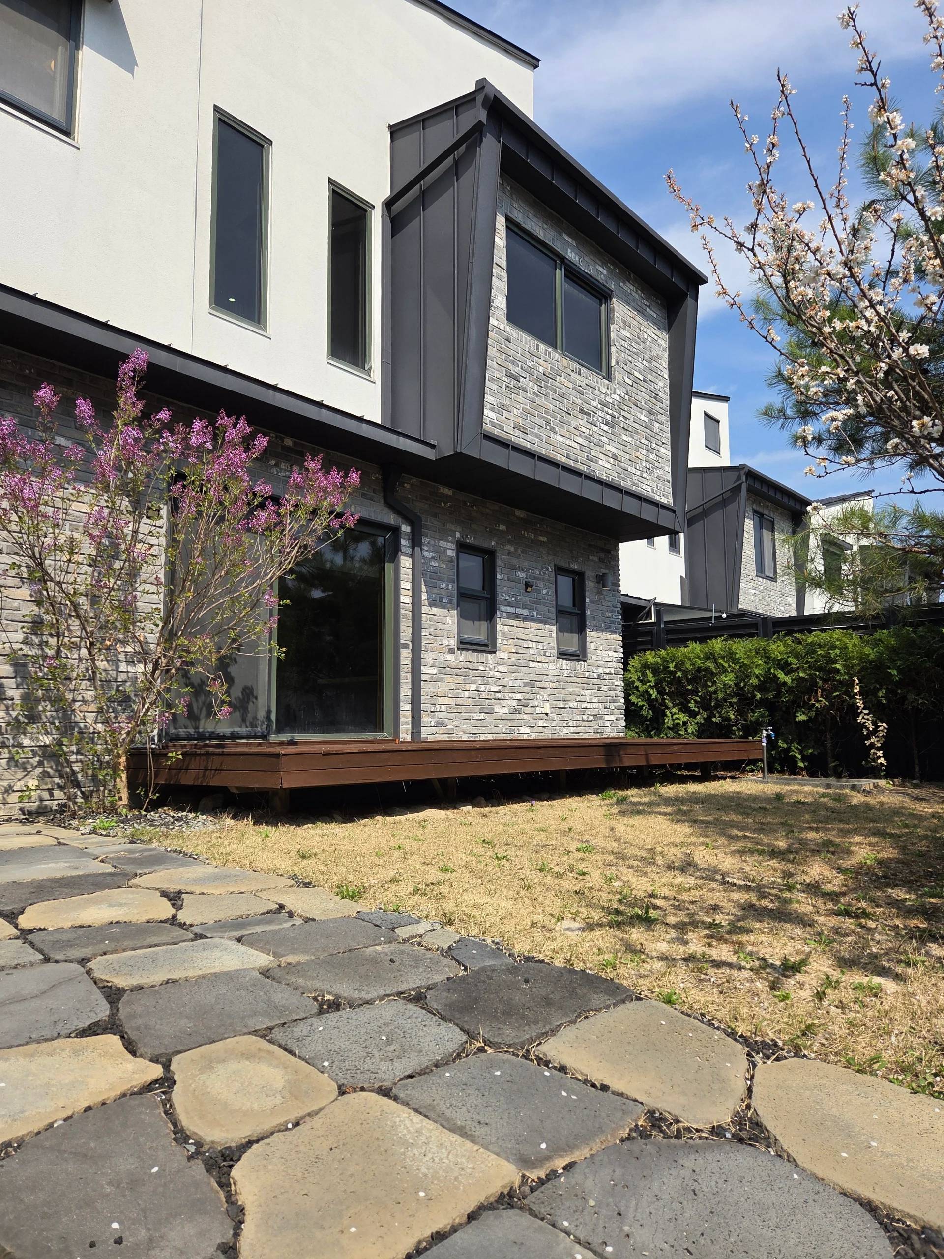Yangpyeong Single Family House, South Han River View, 2 Floors + Attic, 3BD+3BA - 写真 1