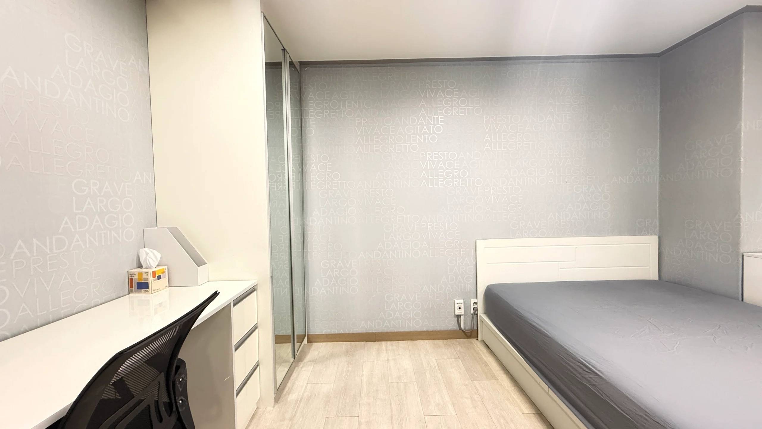 Fully Furnished, ARC ok, 2~3 minutes to the subway station. (사본) - photo 1