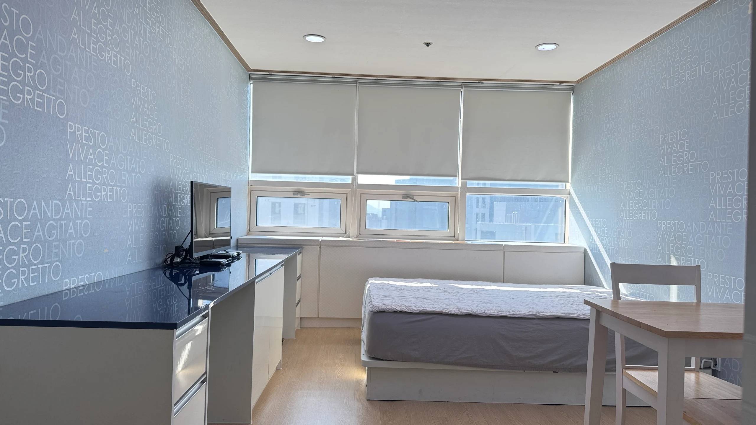 Fully Furnished, South Facing, Good Lighting. 2 Minutes Walk from Ewha station. (사본) - photo 2