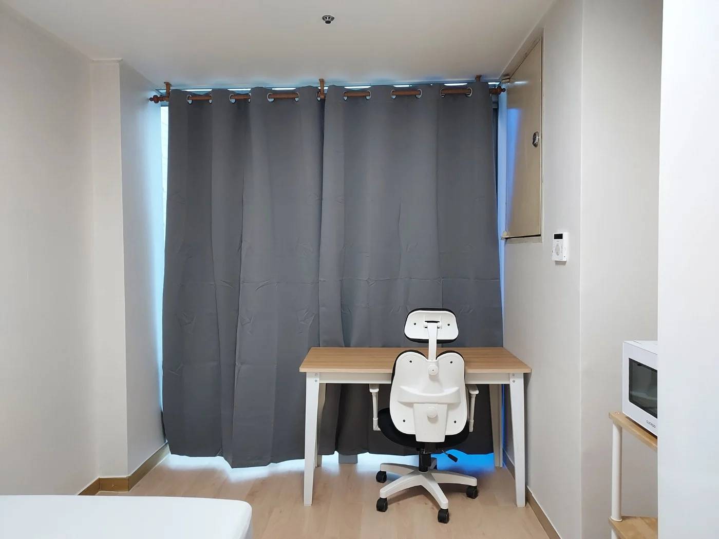 Low Deposit, Full Option, Walking Distance to Sinchon, Sogang University - photo 1