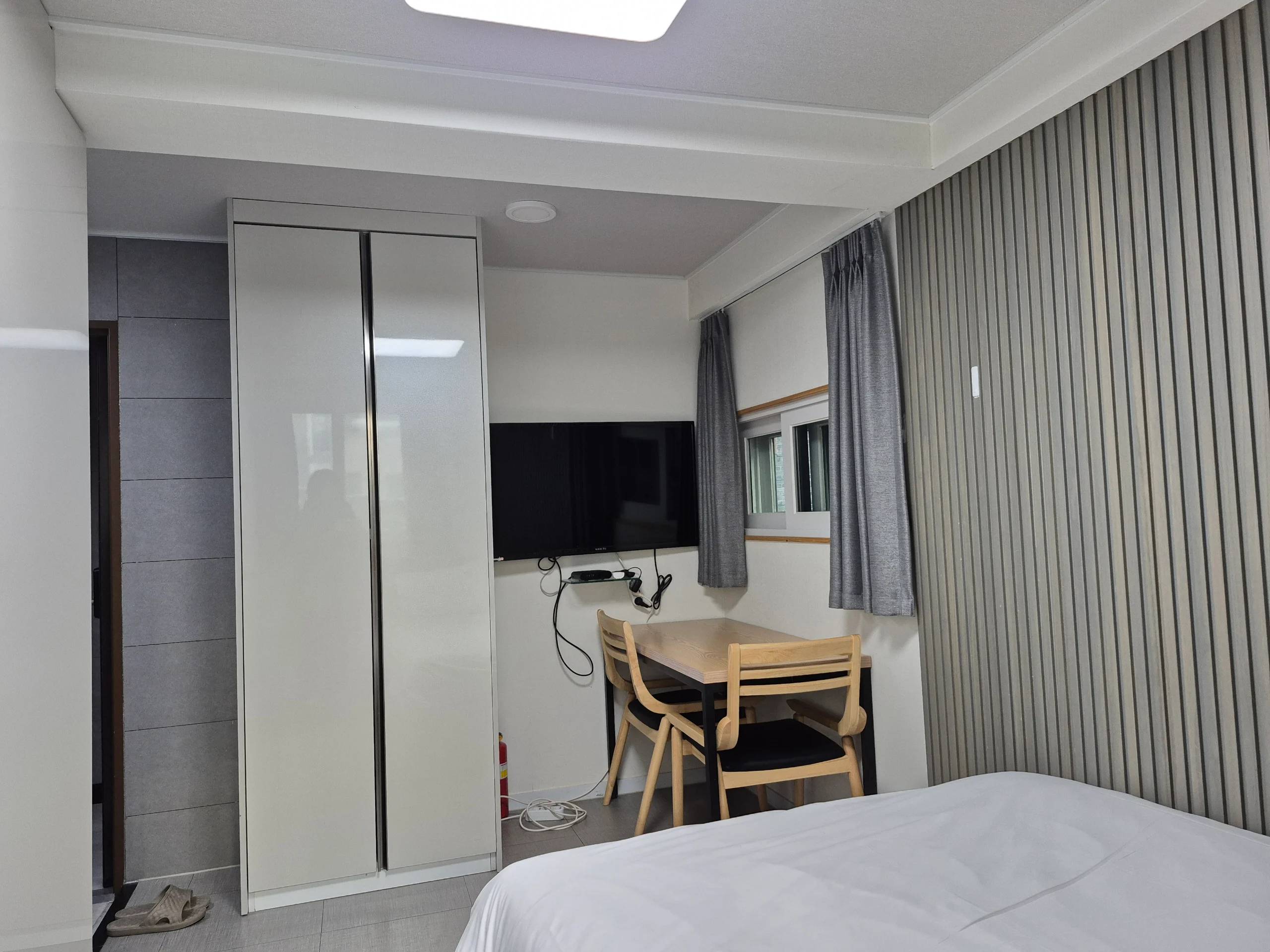 3 Minutes Walking Distance from Sinchon Station, Full Option, Move-In Negotiation Required - photo 2