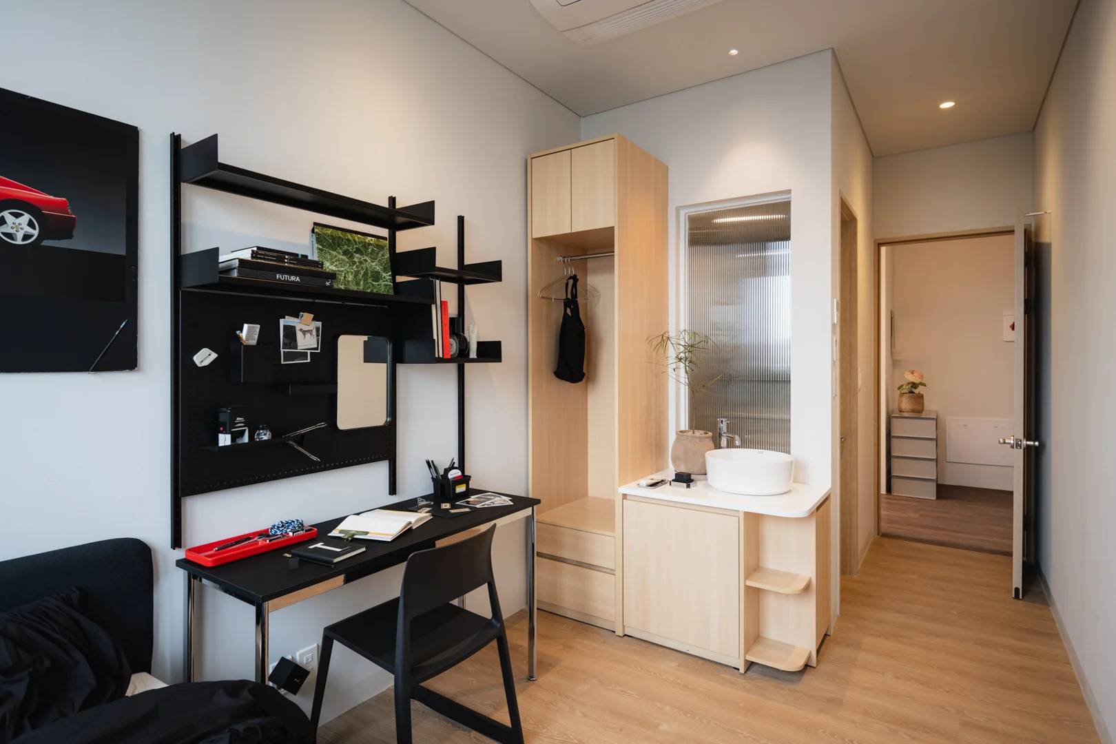 Newly Built, Women Only, 14th Floor, 3 Minutes Walk from Sinchon Station, Shared Living Room, Private Bathroom. 3-Person Household. - фото 1