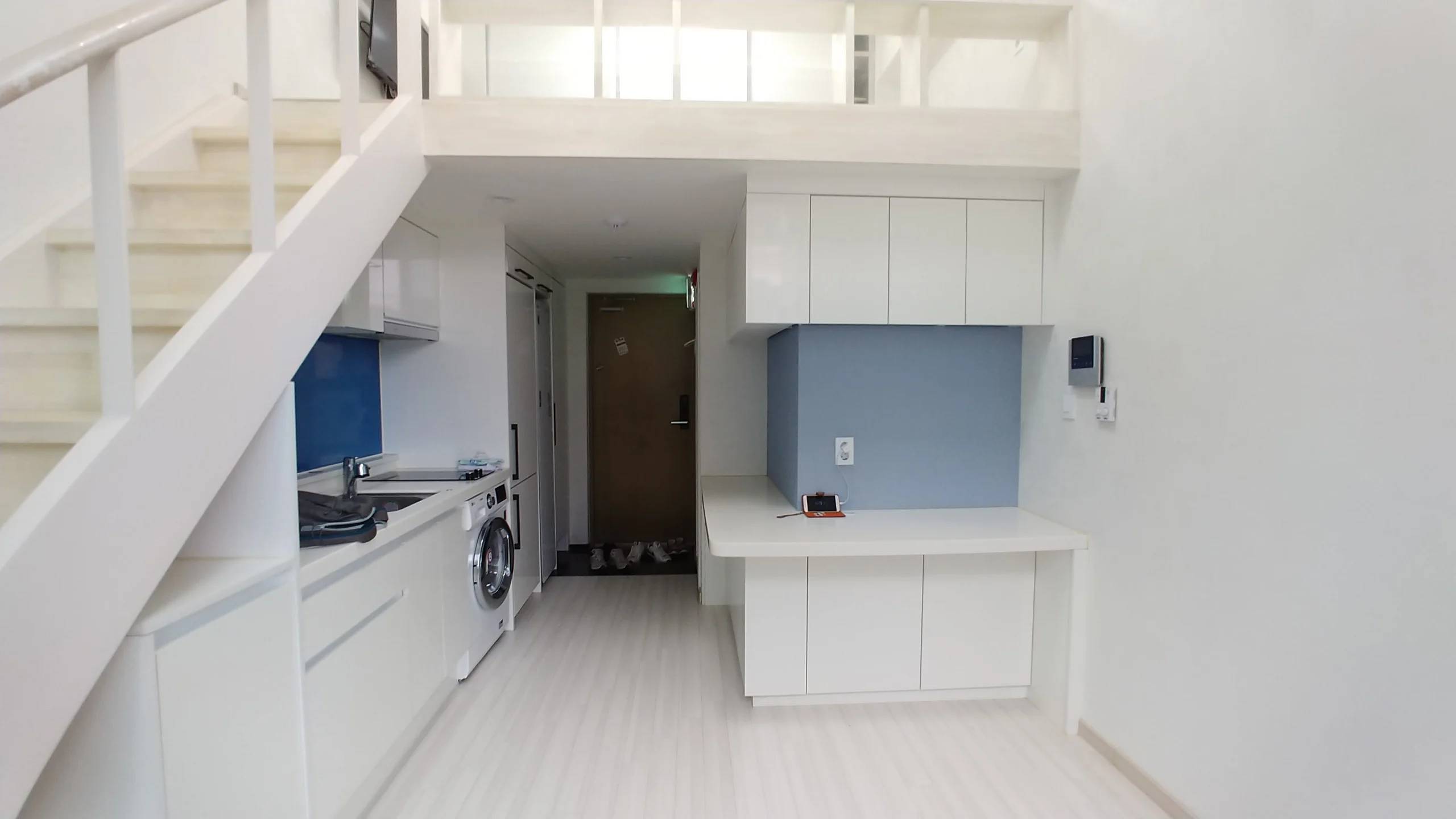 3 Minutes Walk from Sinchon Station, Duplex Structure, ARC Eligible. - photo 2