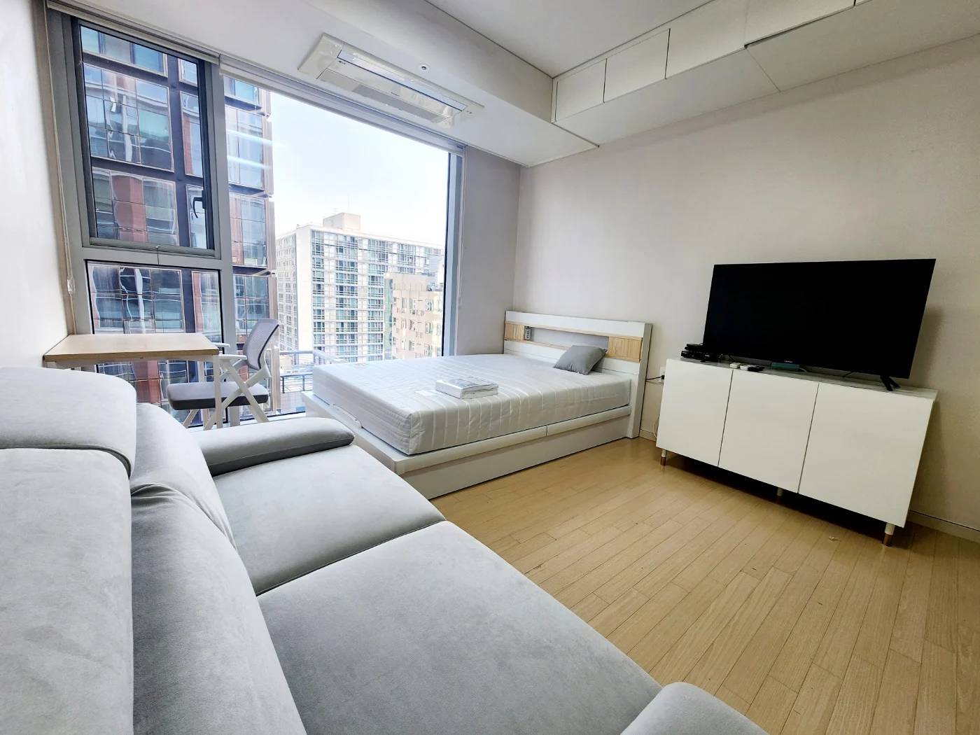 Low Deposit, Fully Furnished, 1 Minute Walk to Gangnam Station, ARC Available - photo 2