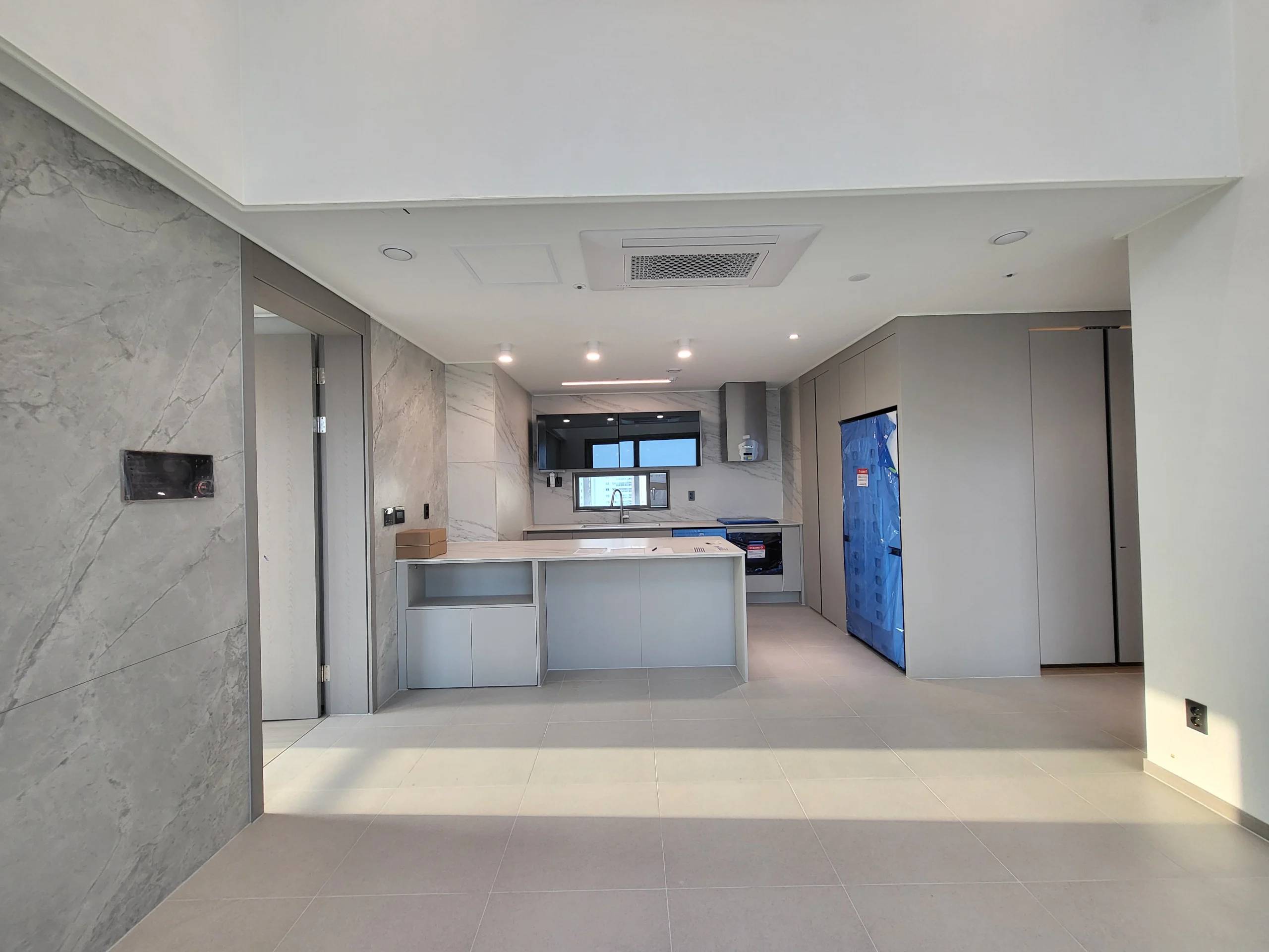 Monthly Rent KRW 3,000,000+VAT for Business Contracts, 2BR+Loft, 2BA, NO ARC - photo 1