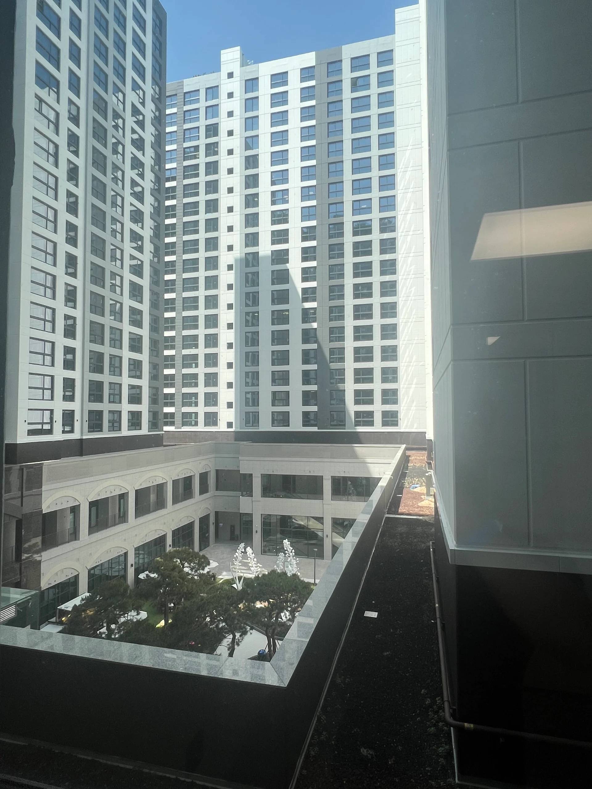 3BR, 2BA, Brand New, 3F, Business Contract. - photo 2