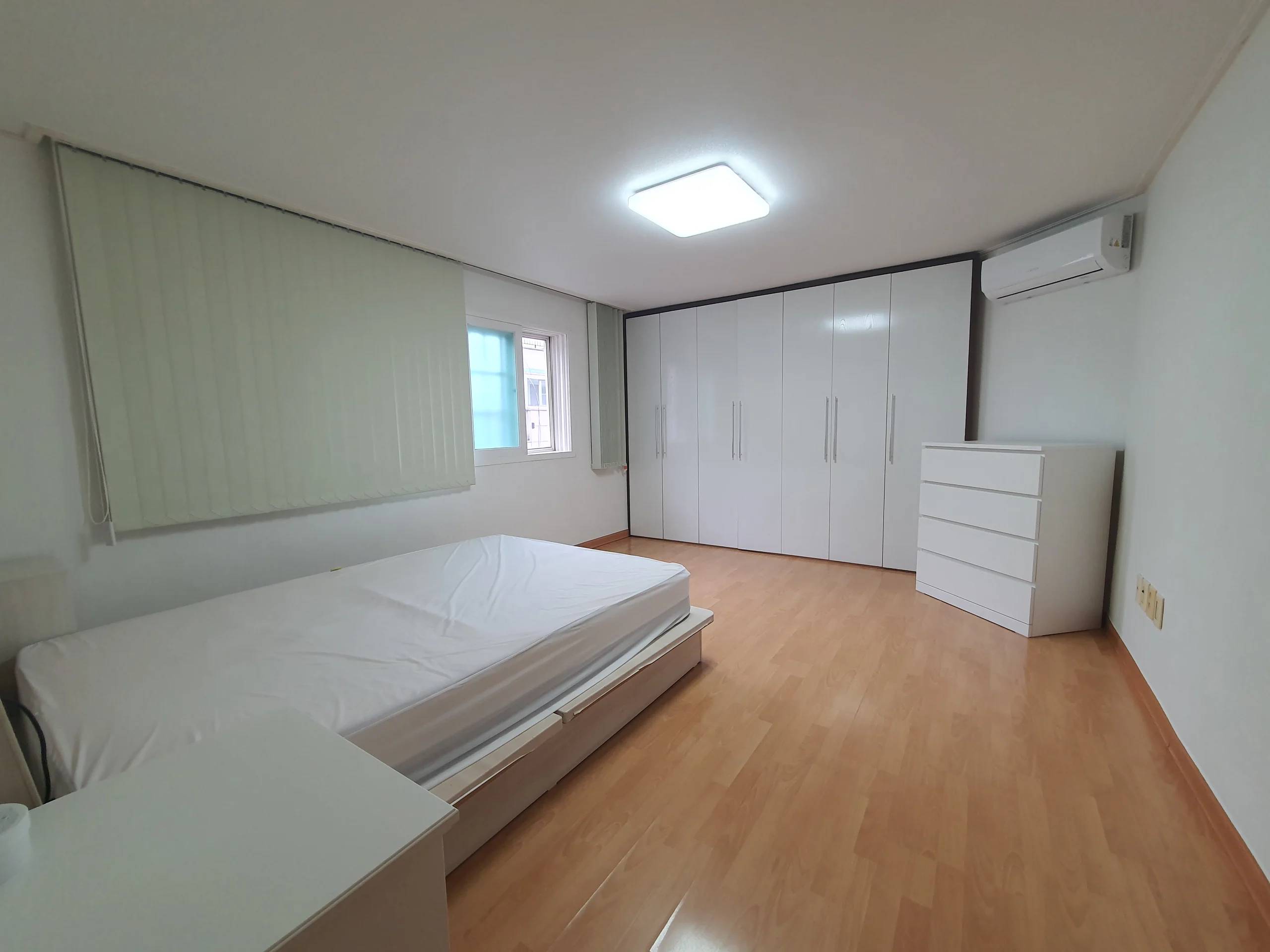 Low deposit, fully furnished, spacious room, large window, immediate move-in - 2-rasm