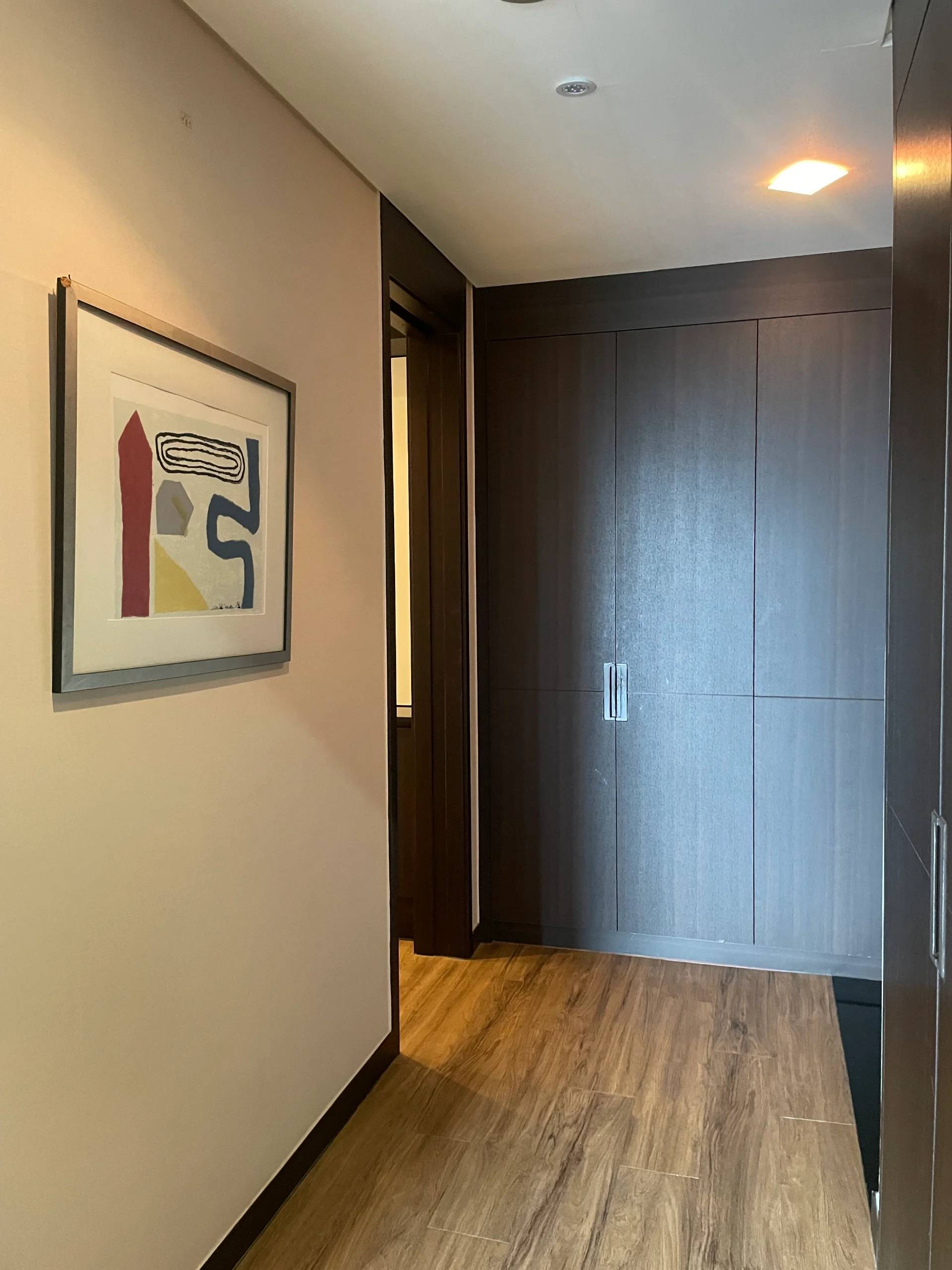 A Spacious 1.5-Bedroom Apartment Right In Front of the Metro Station - foto 1