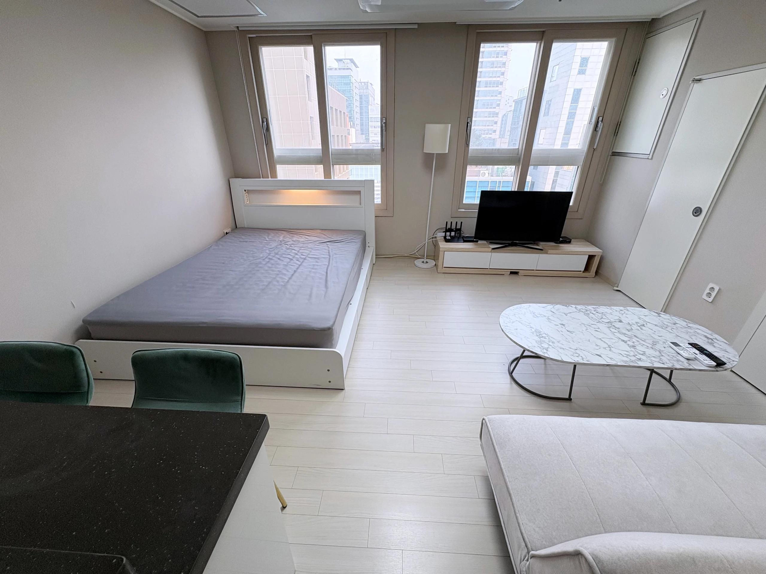 Small deposit and all furnished house in Seoul