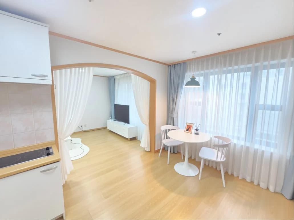 Small deposit and all furnished house in Seoul surati 1