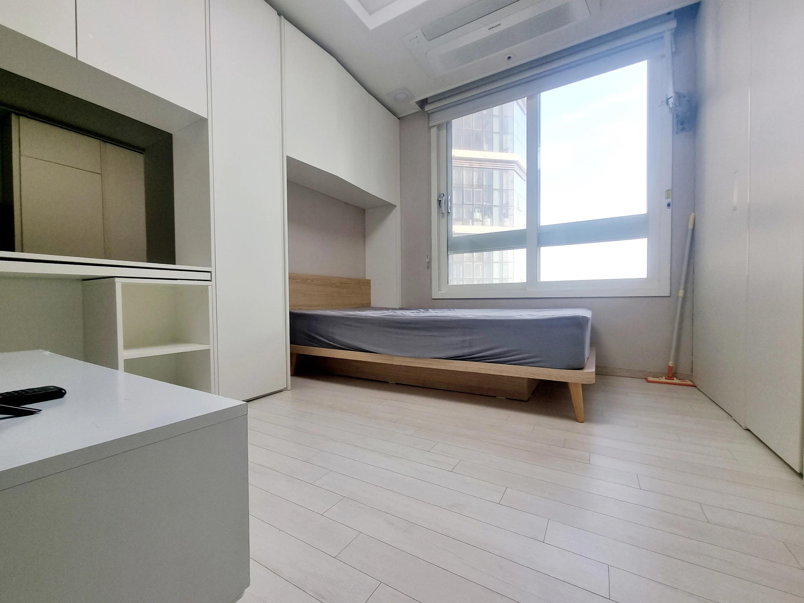 Small deposit and all furnished house in Seoul surati 1