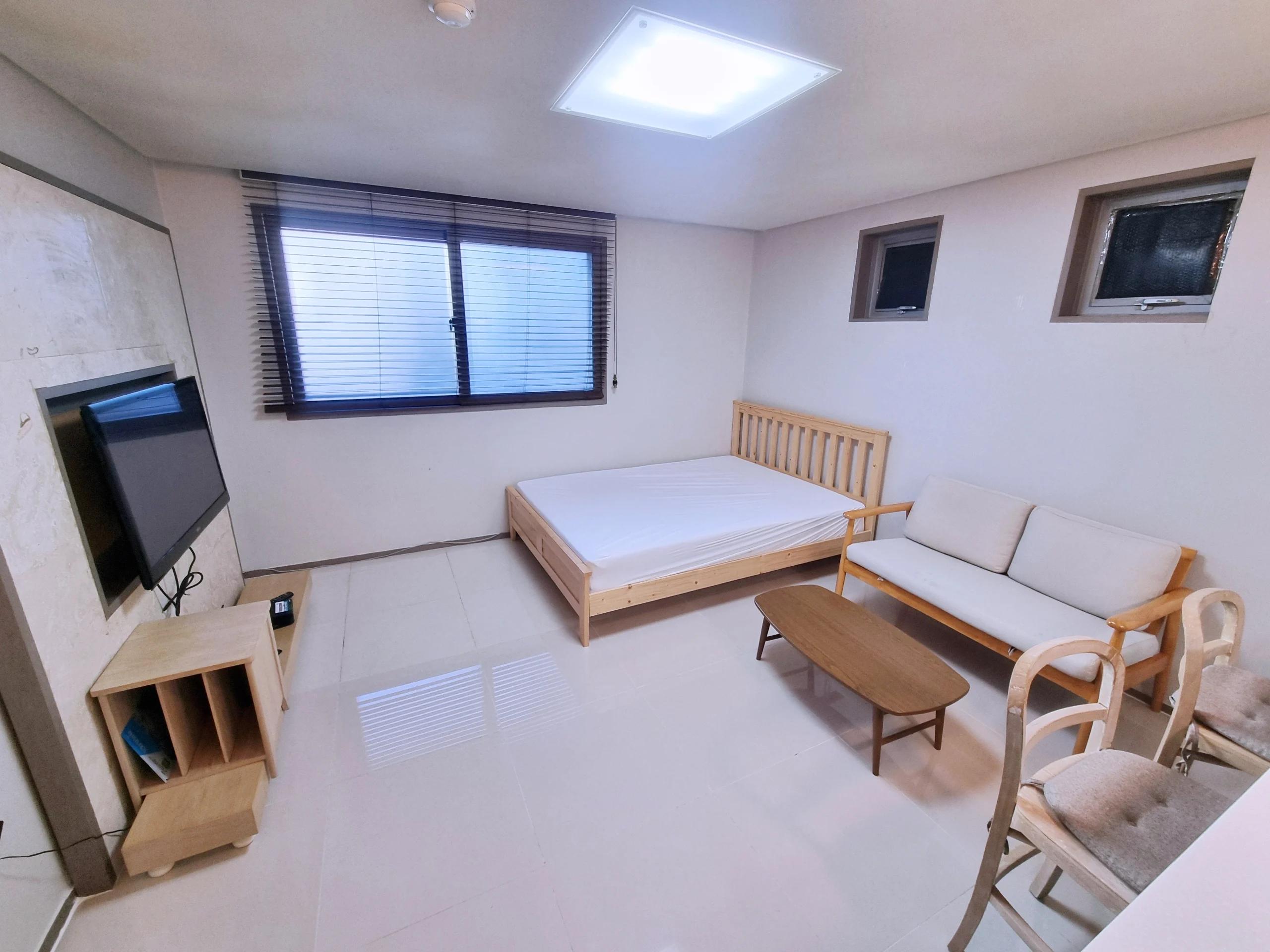 Small deposit and all furnished house in Seoul 1