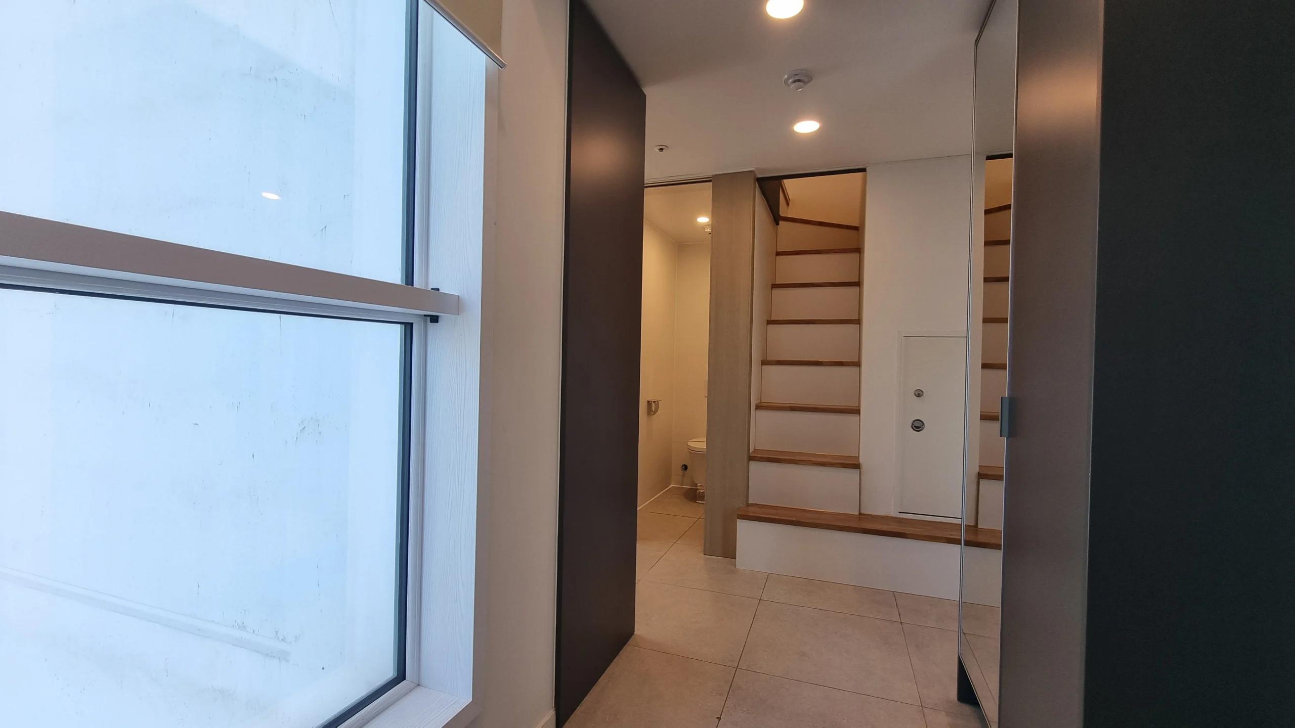 Easy access to Yonsei, Sogang, and Ewha Womans University. Near Sinchon station. 2