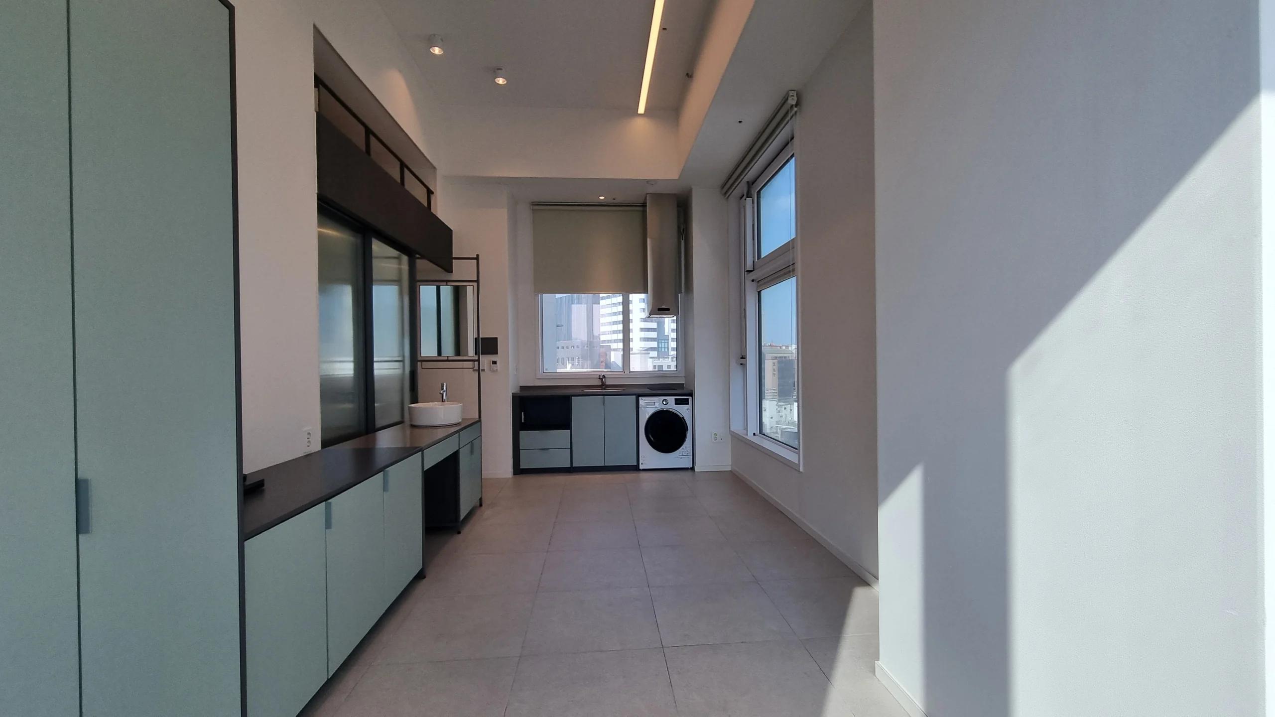 Easy access to Yonsei, Sogang, and Ewha Womans University. Near Sinchon station.