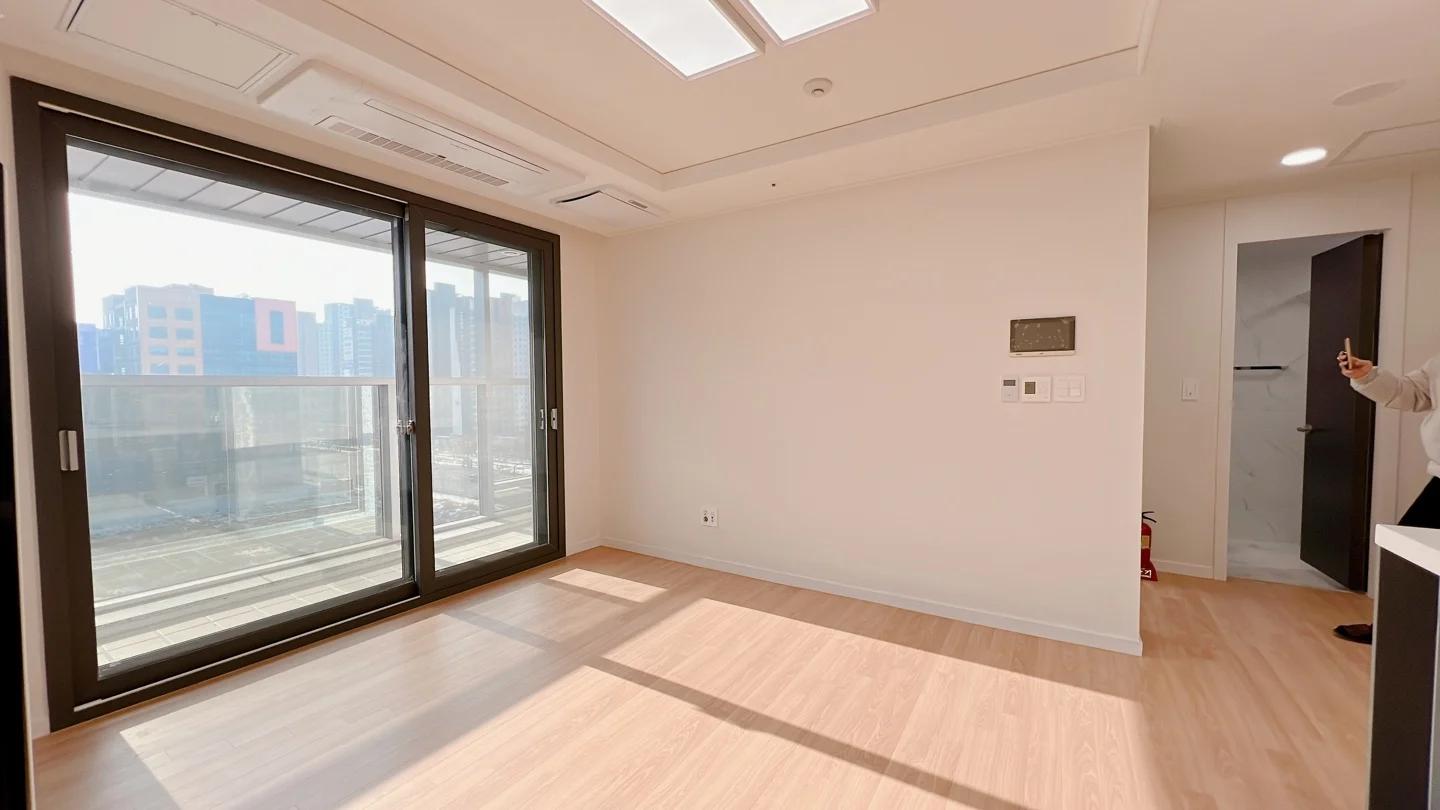 Spacious Two-Room with Two Baths and Wide Terrace, Walking Distance to Byeongjeom Station on Line 1 1