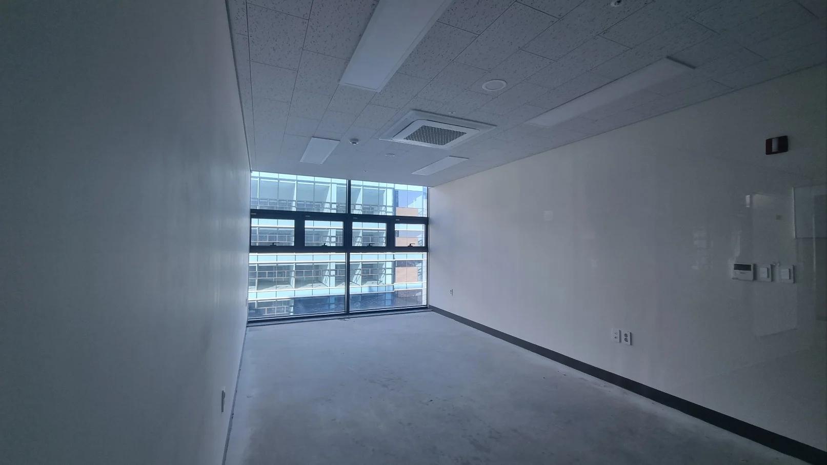 Location: 1-minute walk from Byeongjeom Station(Ultra-convenient transit access) 1