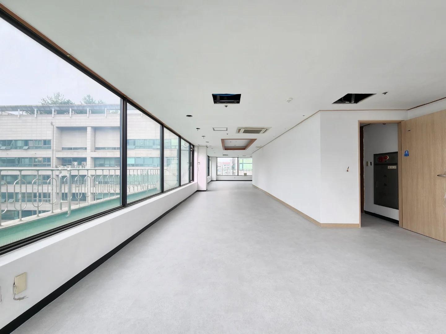 Sunlit Top-Floor Office with Private Terrace Near Samsung Campus 1