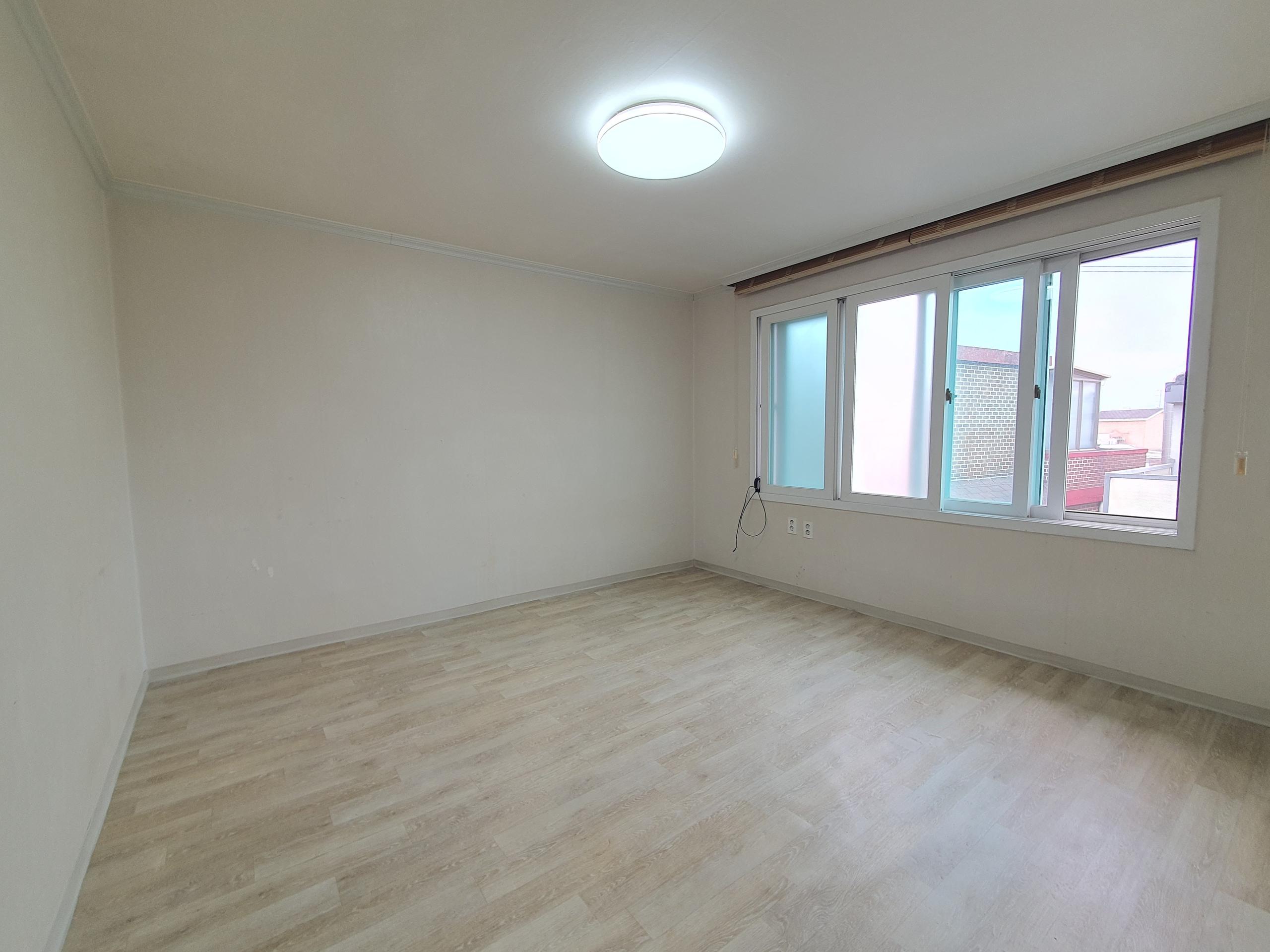 Near Hyatt hotel, around 10~15 minutes walk away, 2BR, 1BA, New Wallpaper. 2