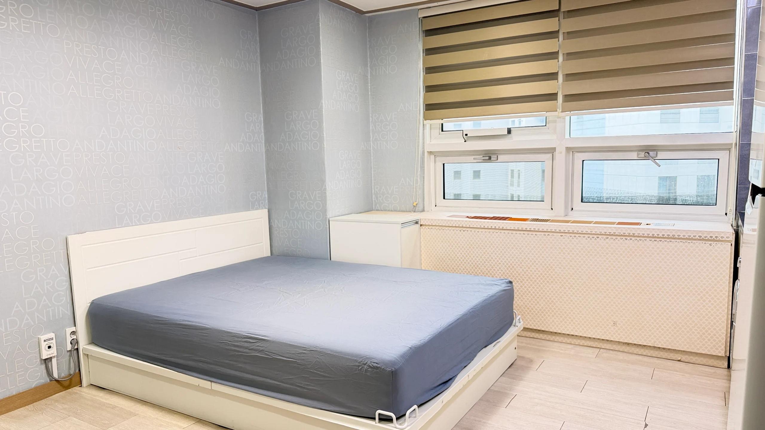 Fully Equipped, South Facing, Good Lighting. 2 Minutes Walk from Ewha station. 1