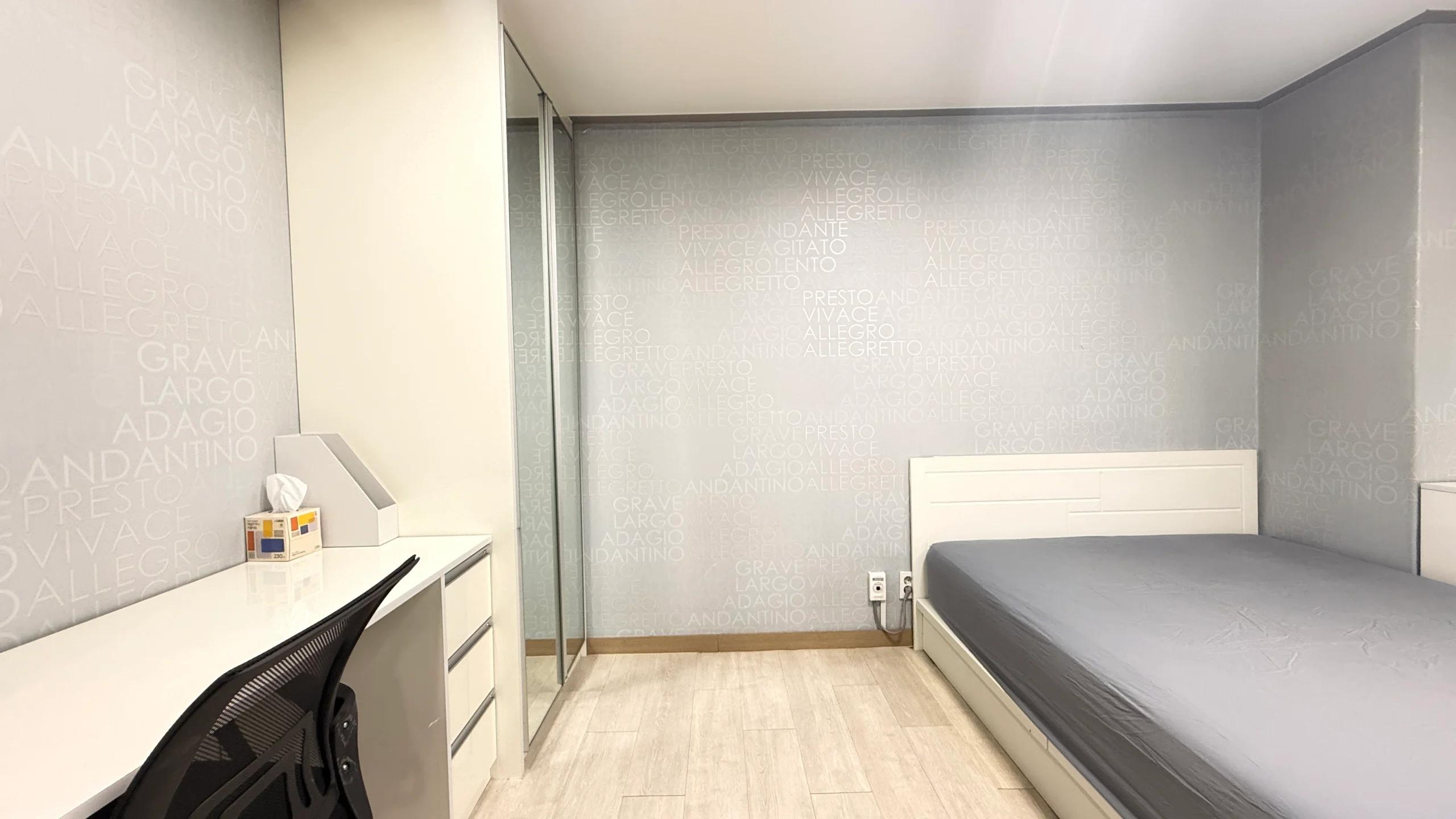 Fully Furnished, ARC ok, 2~3 minutes to the subway station. (사본) 1