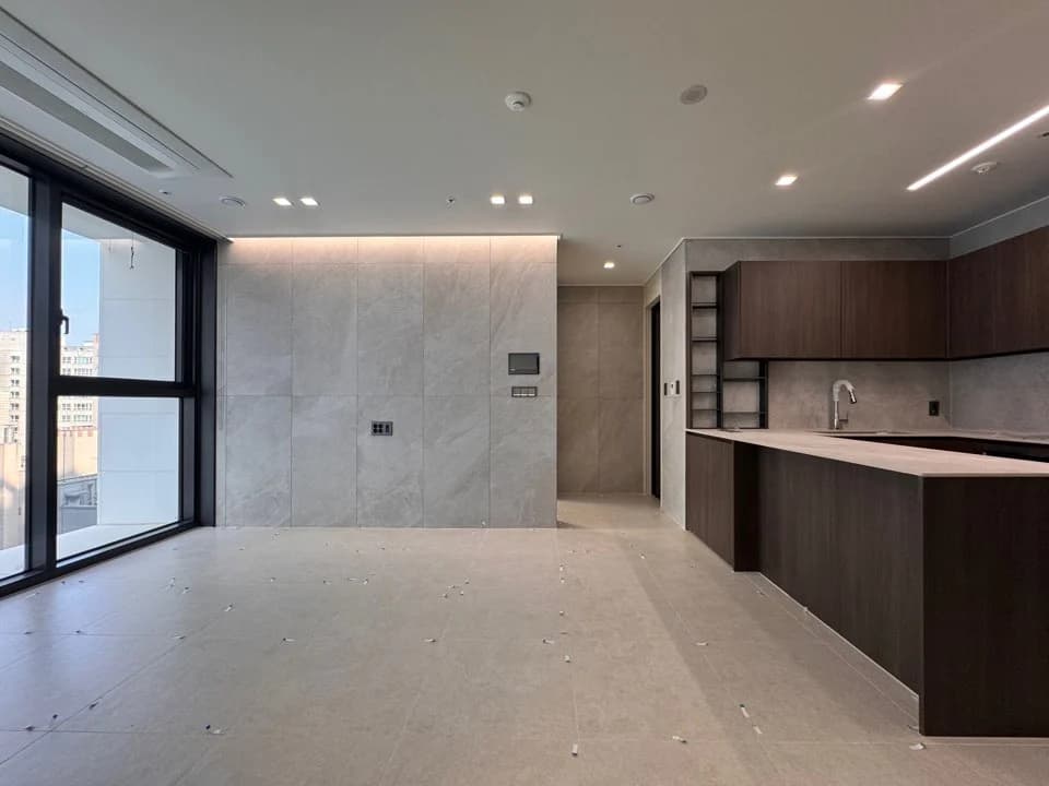 江南地区新築2BR、地下鉄徒歩5分圏内。