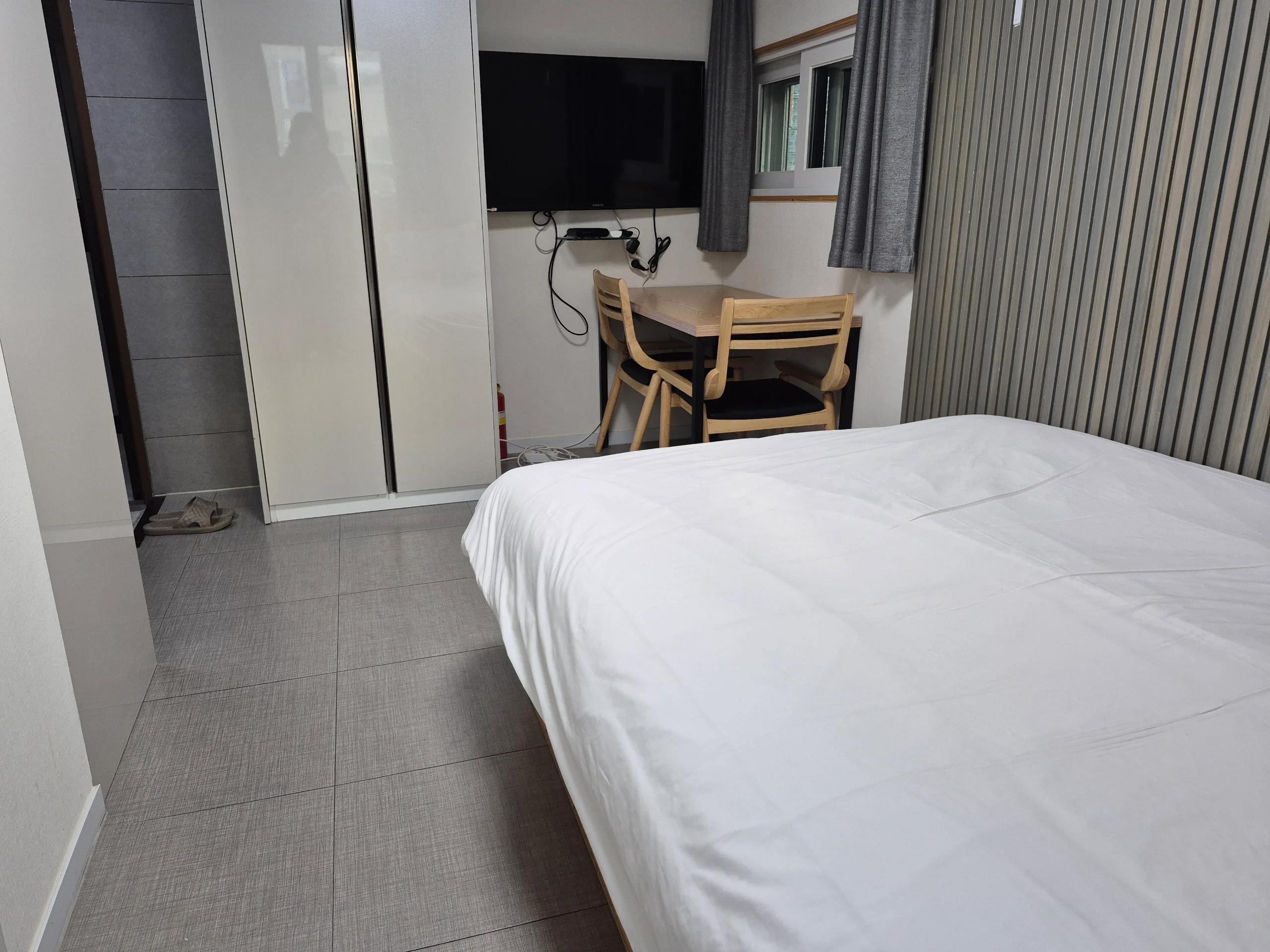3 Minutes Walking Distance from Sinchon Station, Full Option, Move-In Negotiation Required