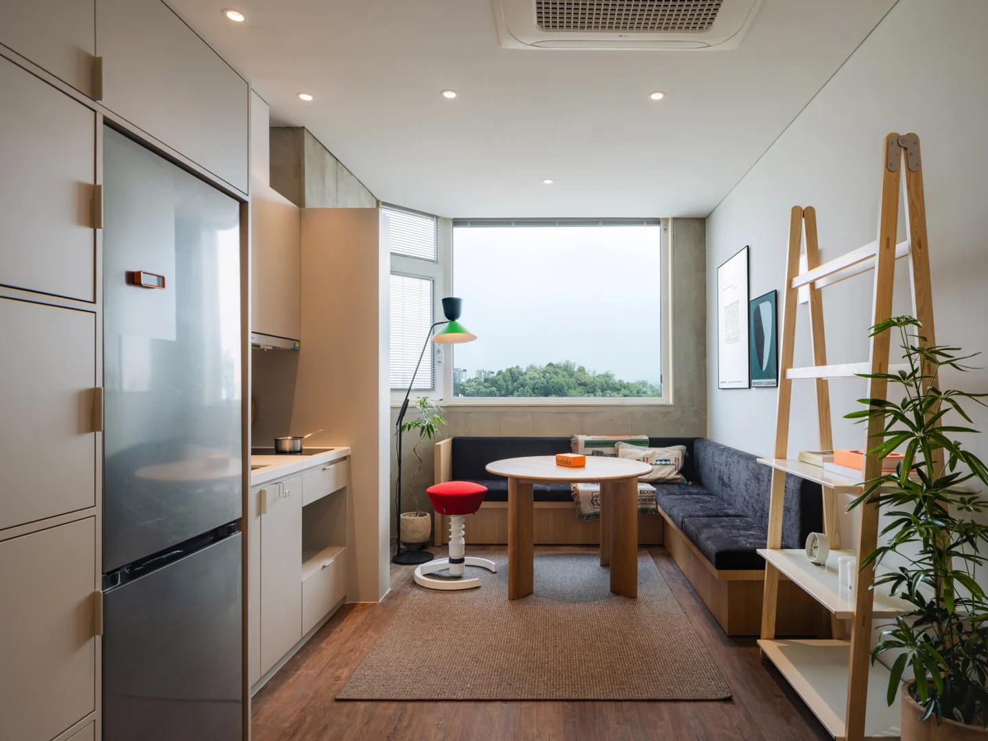 High Floor (Women Only), Newly Built, 3-Minute Walk from Sinchon Station, Common Living Room and Bathroom, Suitable for 3-4 Person Household