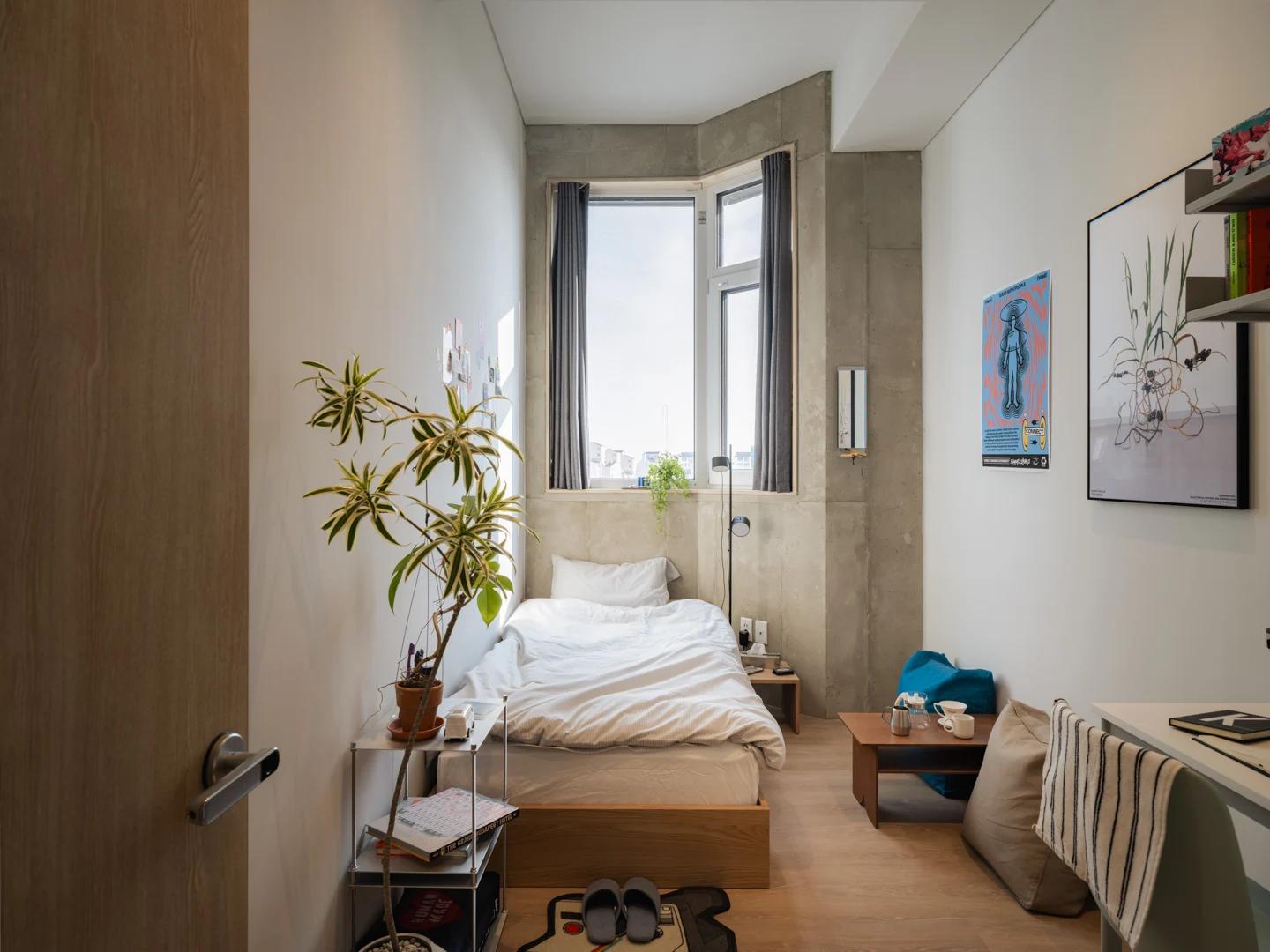 Newly Built, 3-Minute Walk to Sinchon Station, Shared Living Room and Bathroom. Suitable for 3-4 Person Households (사본)