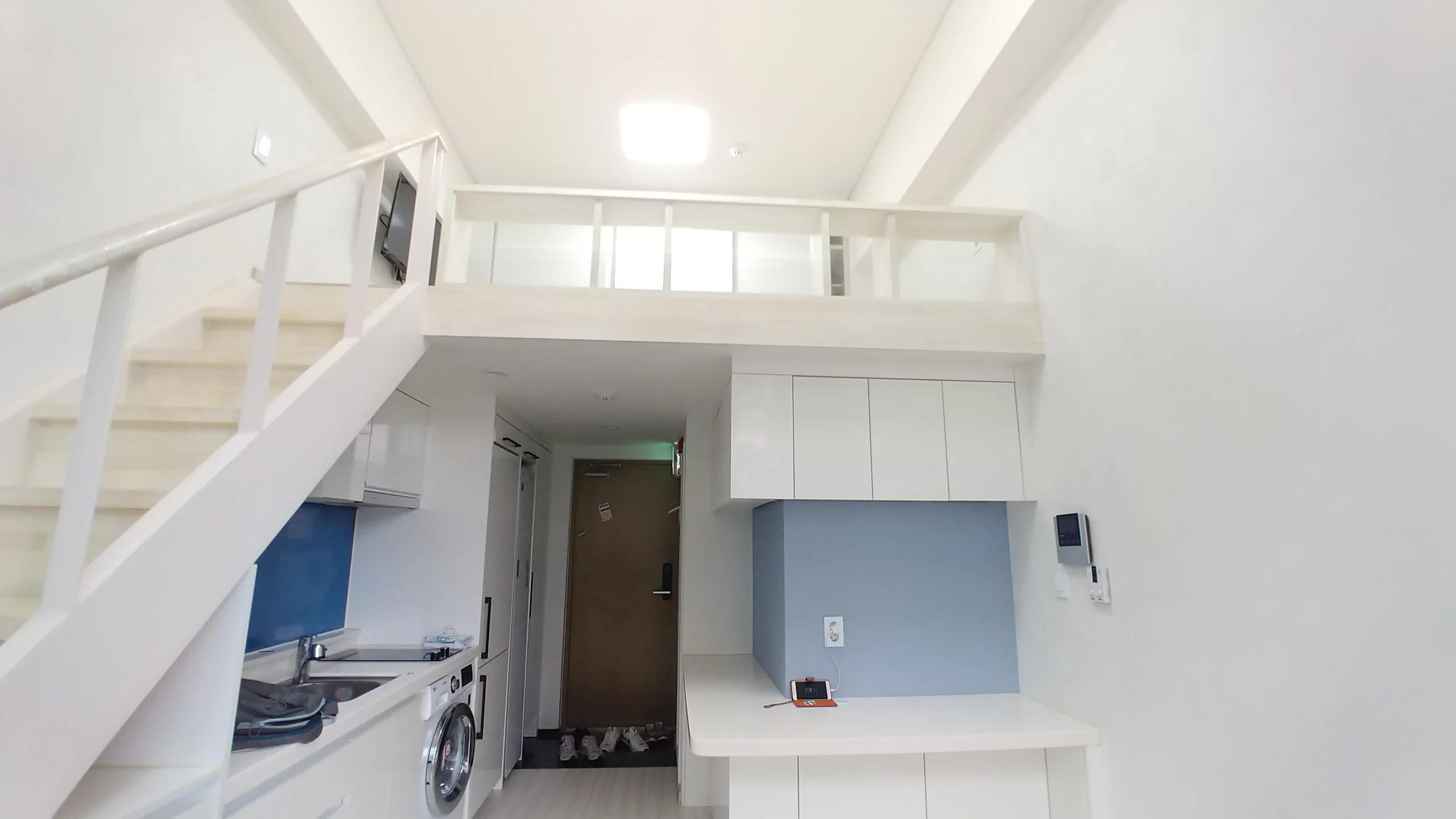3 Minutes Walk from Sinchon Station, Duplex Structure, ARC Eligible.
