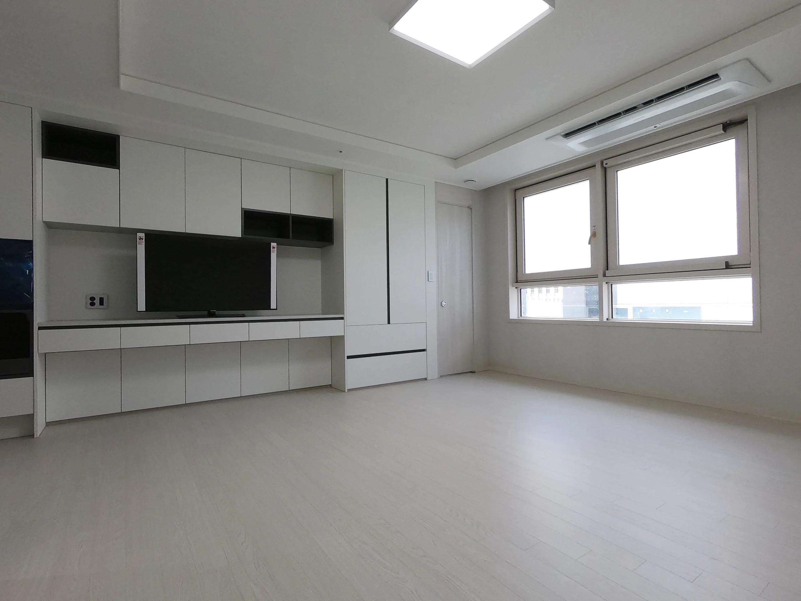 5-Minute Walk to Gangnam, Yeoksam Stations, 5 Years Old, Business Only 2